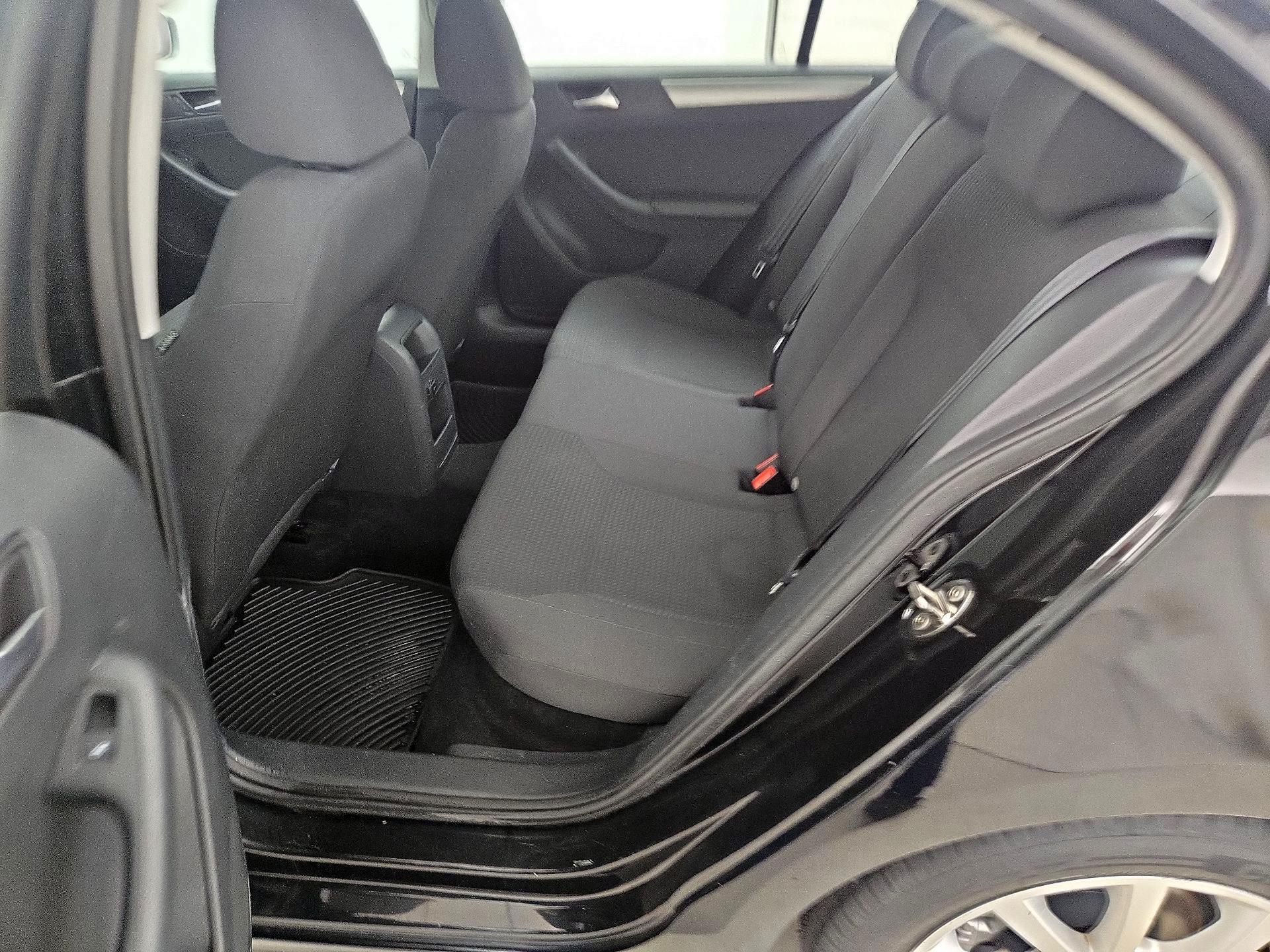 Thumbnail: 2015 Volkswagen Jetta - 18