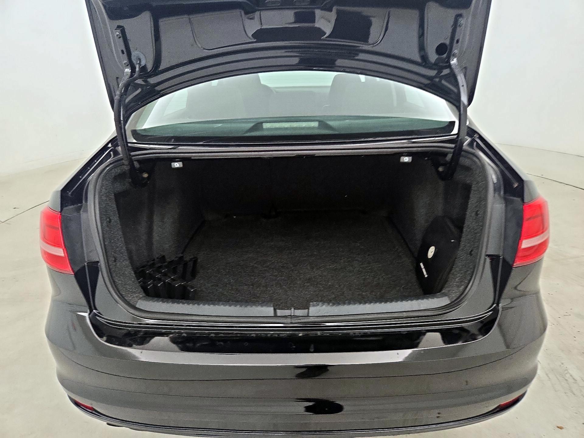 Thumbnail: 2015 Volkswagen Jetta - 19