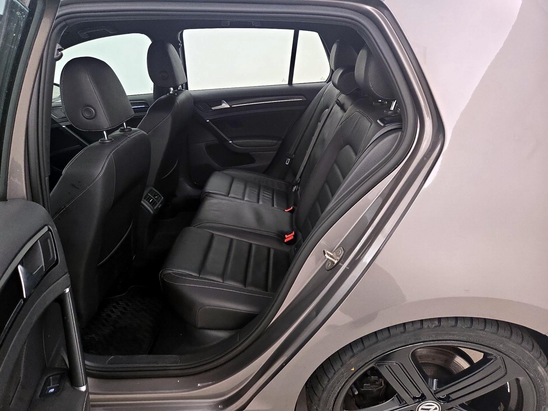 Thumbnail: 2016 Volkswagen Golf - 20