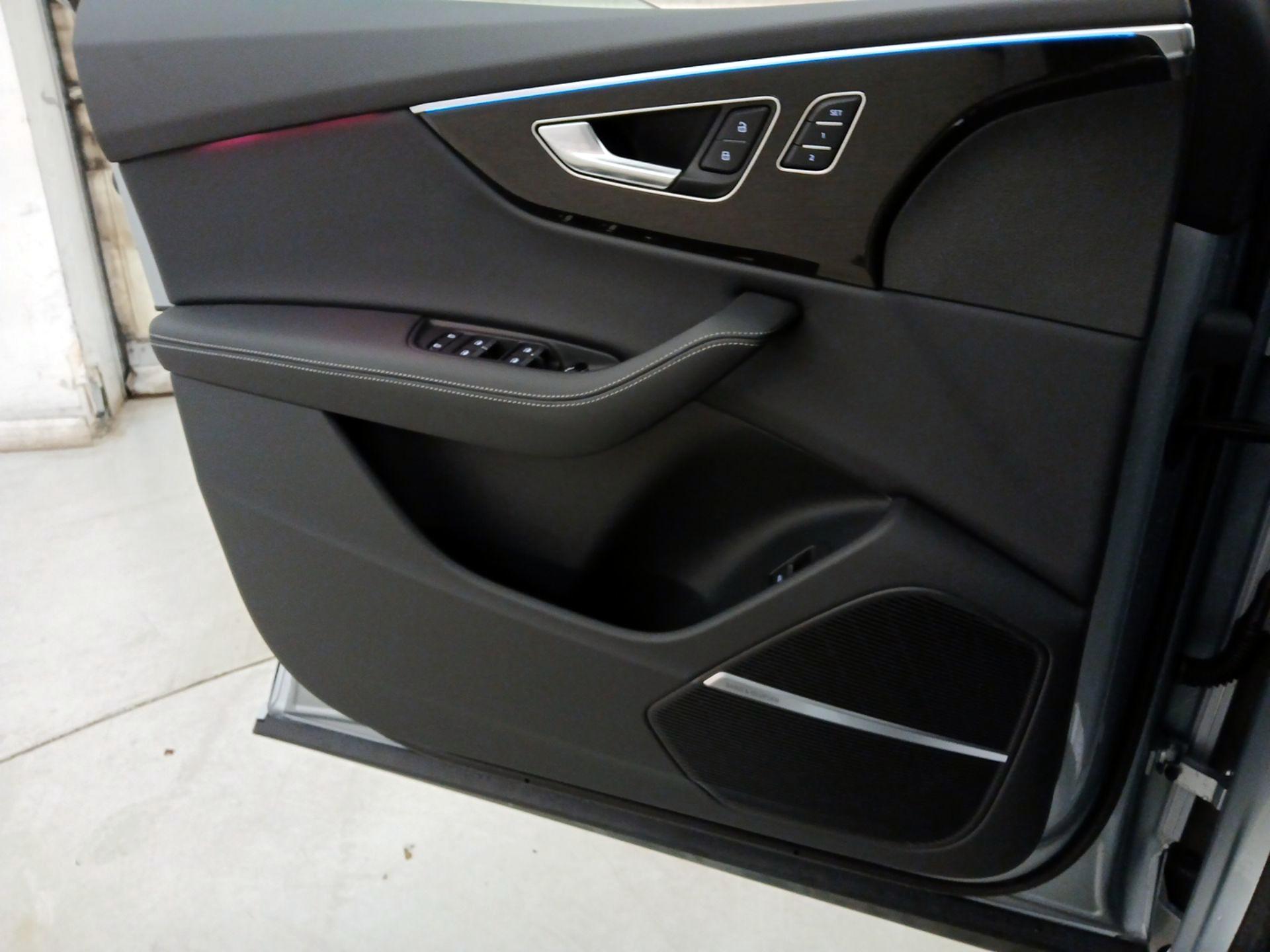 Thumbnail: 2025 Audi Q8 - 12