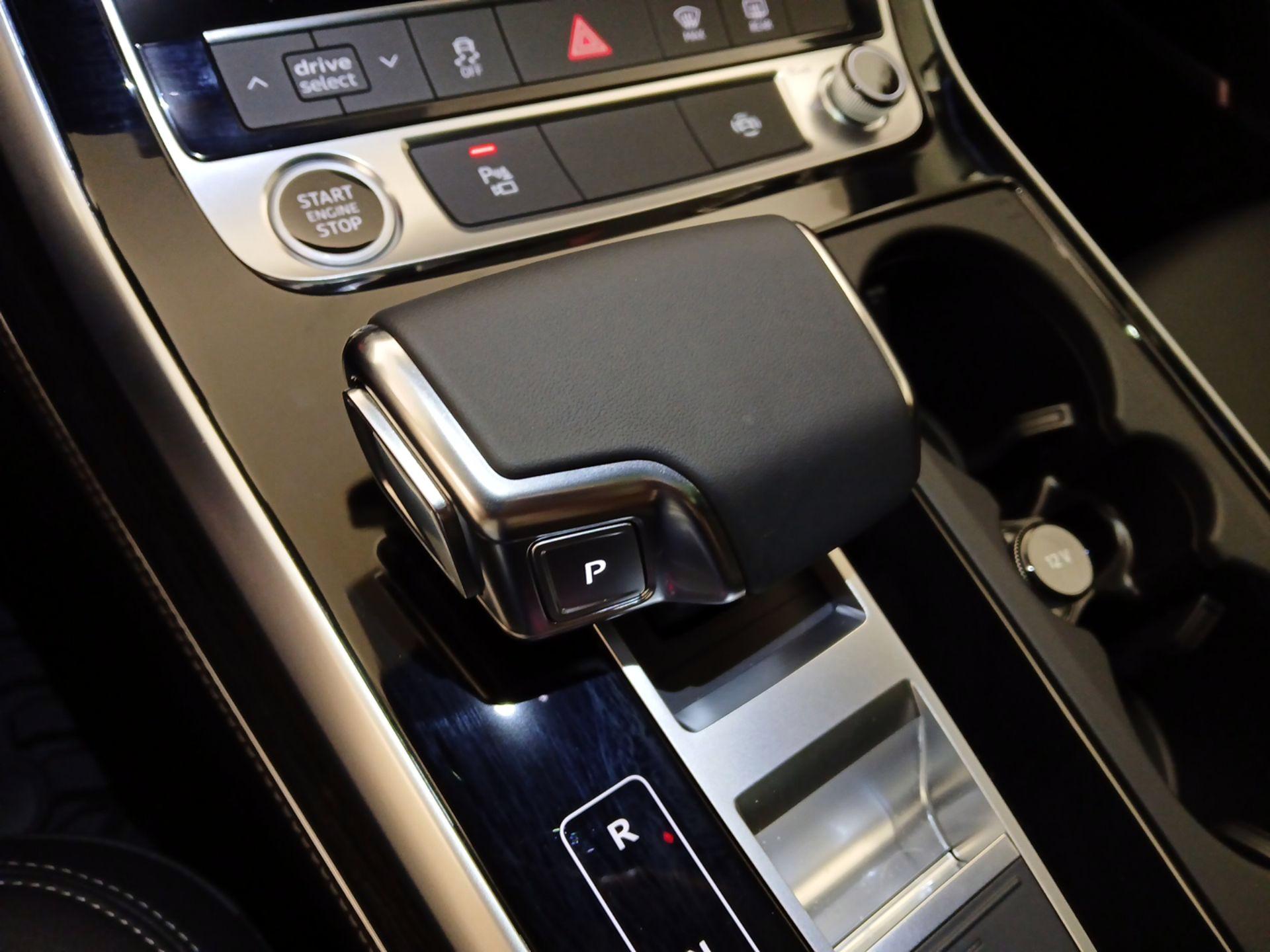 Thumbnail: 2025 Audi Q8 - 17