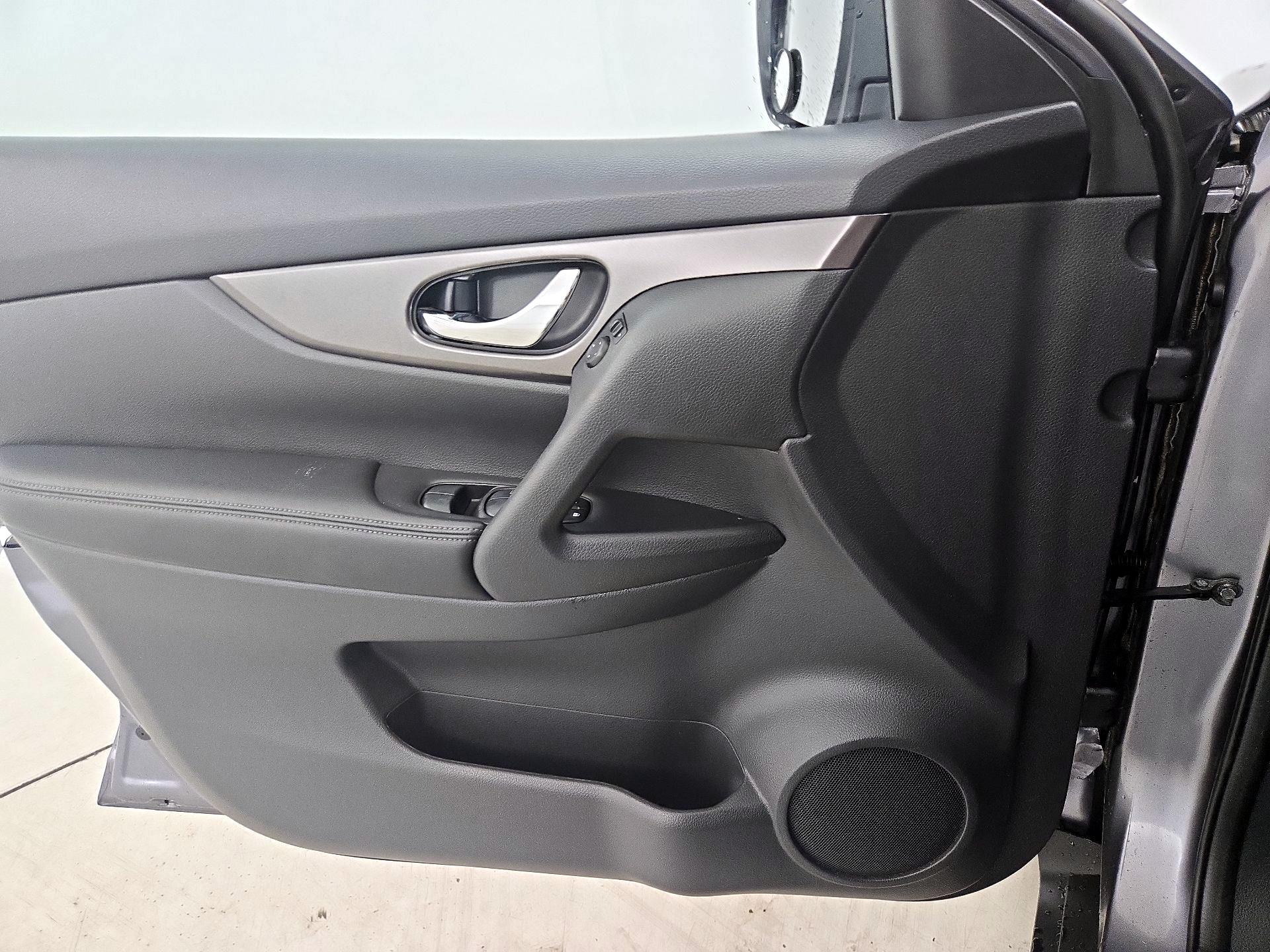 Thumbnail: 2015 Nissan Rogue - 12