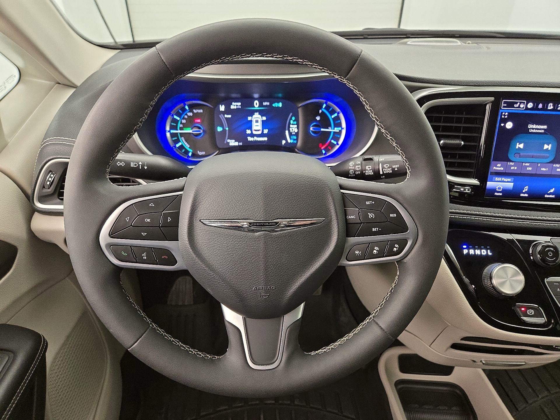 Thumbnail: 2022 Chrysler Pacifica - 10