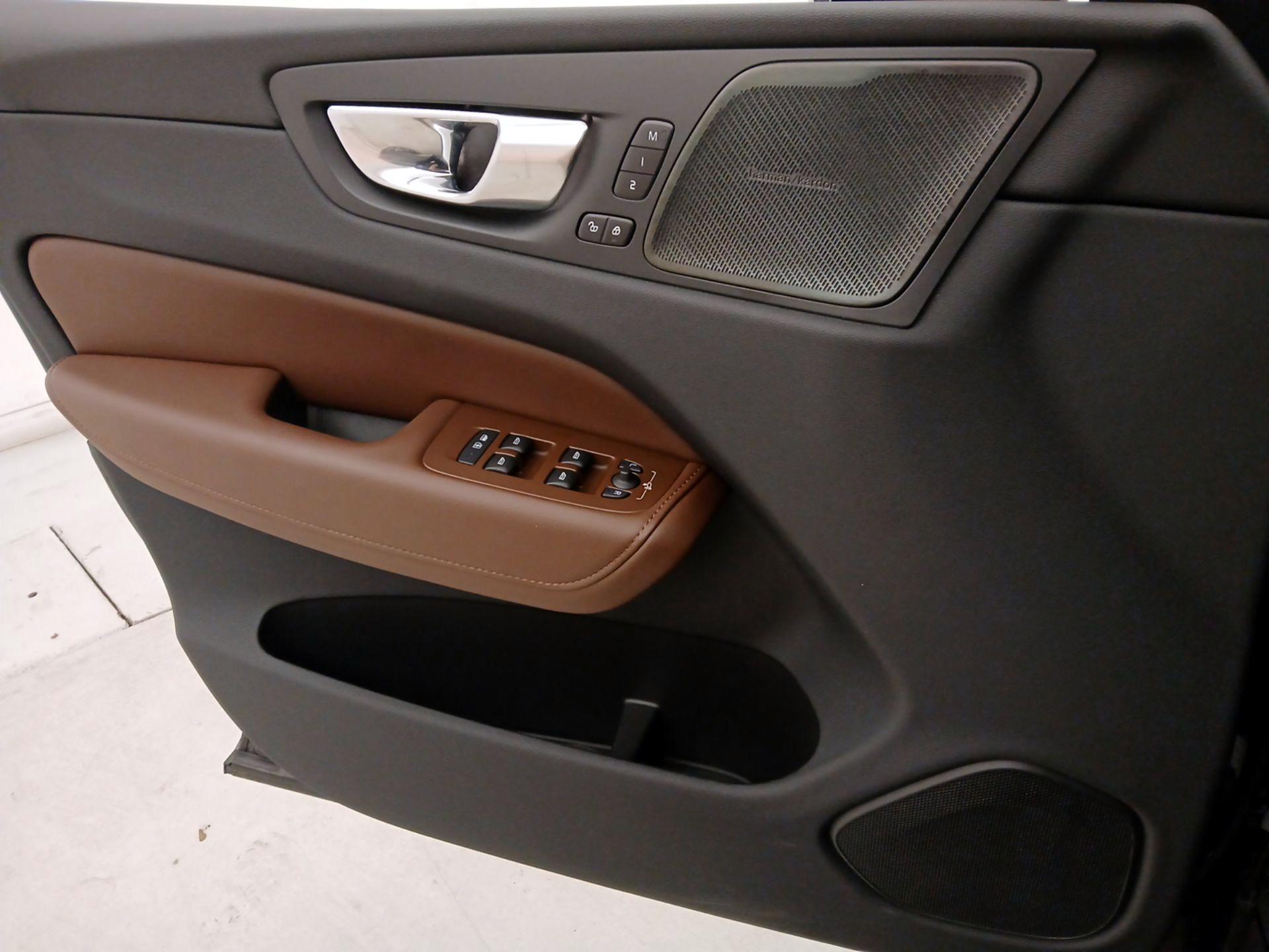 Thumbnail: 2022 Volvo XC60 - 12