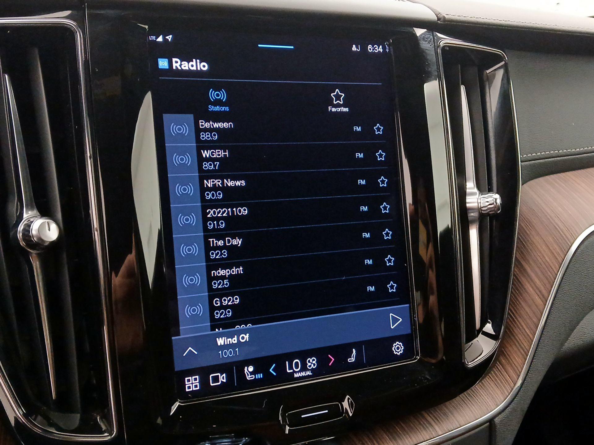 Thumbnail: 2022 Volvo XC60 - 16
