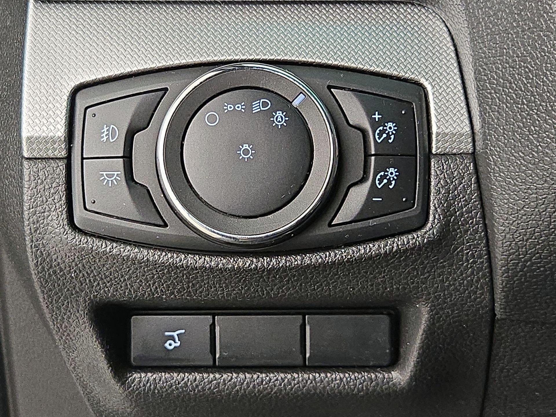 Thumbnail: 2015 Ford Explorer - 13