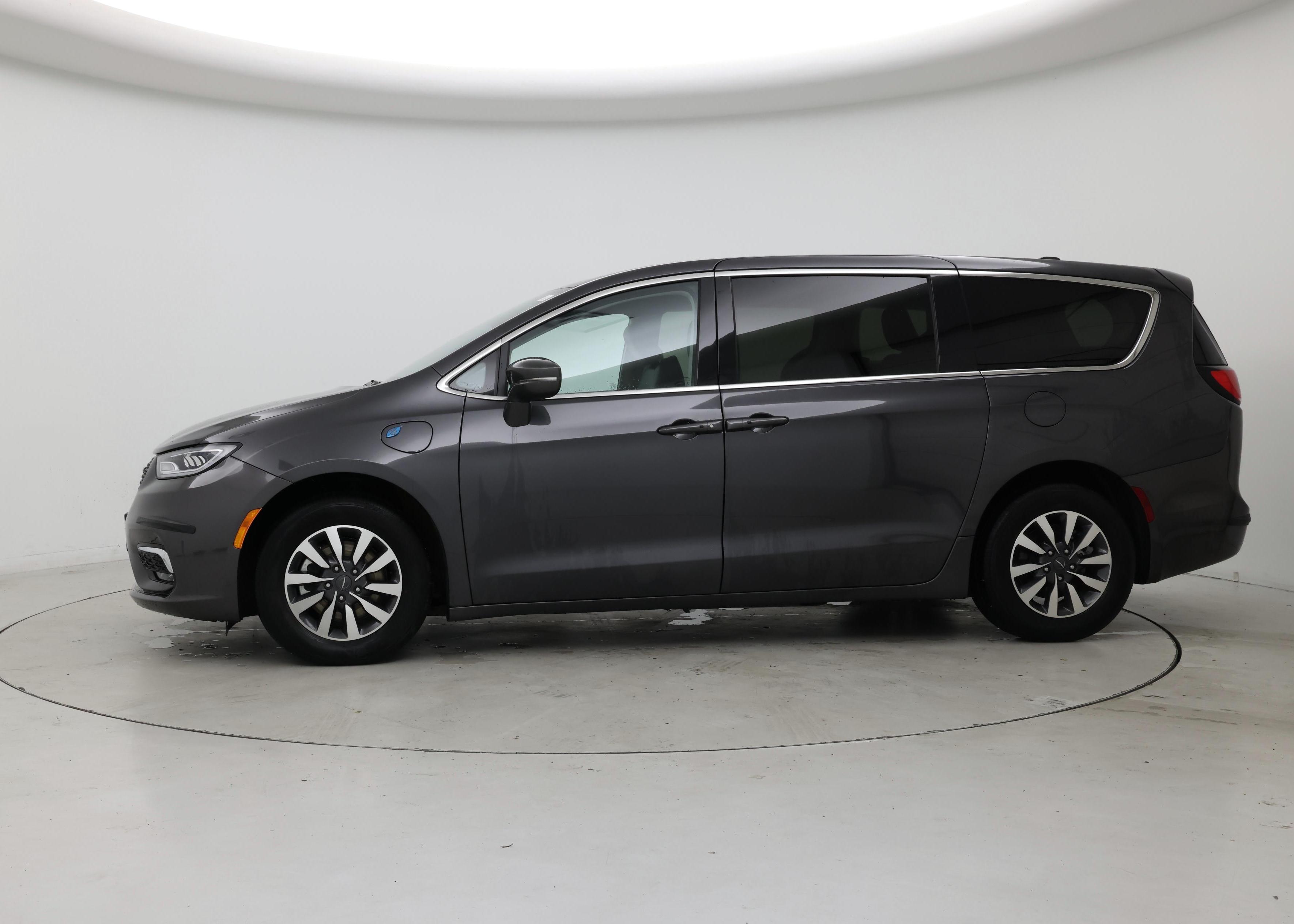 Thumbnail: 2022 Chrysler Pacifica - 3