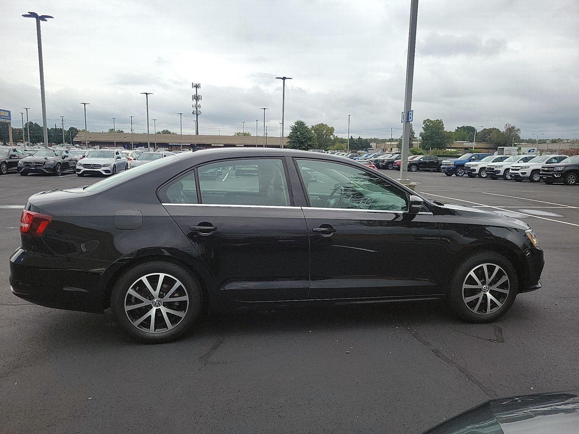 Thumbnail: 2017 Volkswagen Jetta - 4