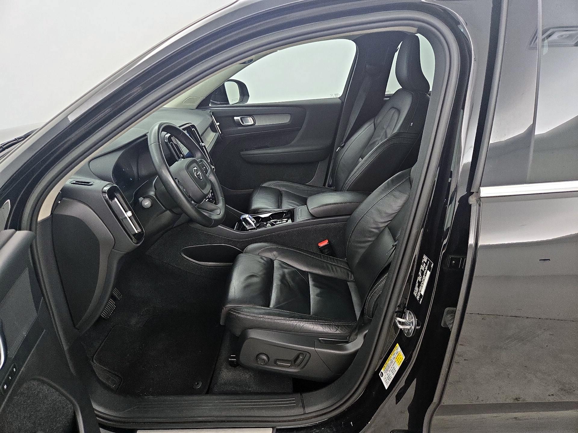 Thumbnail: 2023 Volvo XC40 - 11