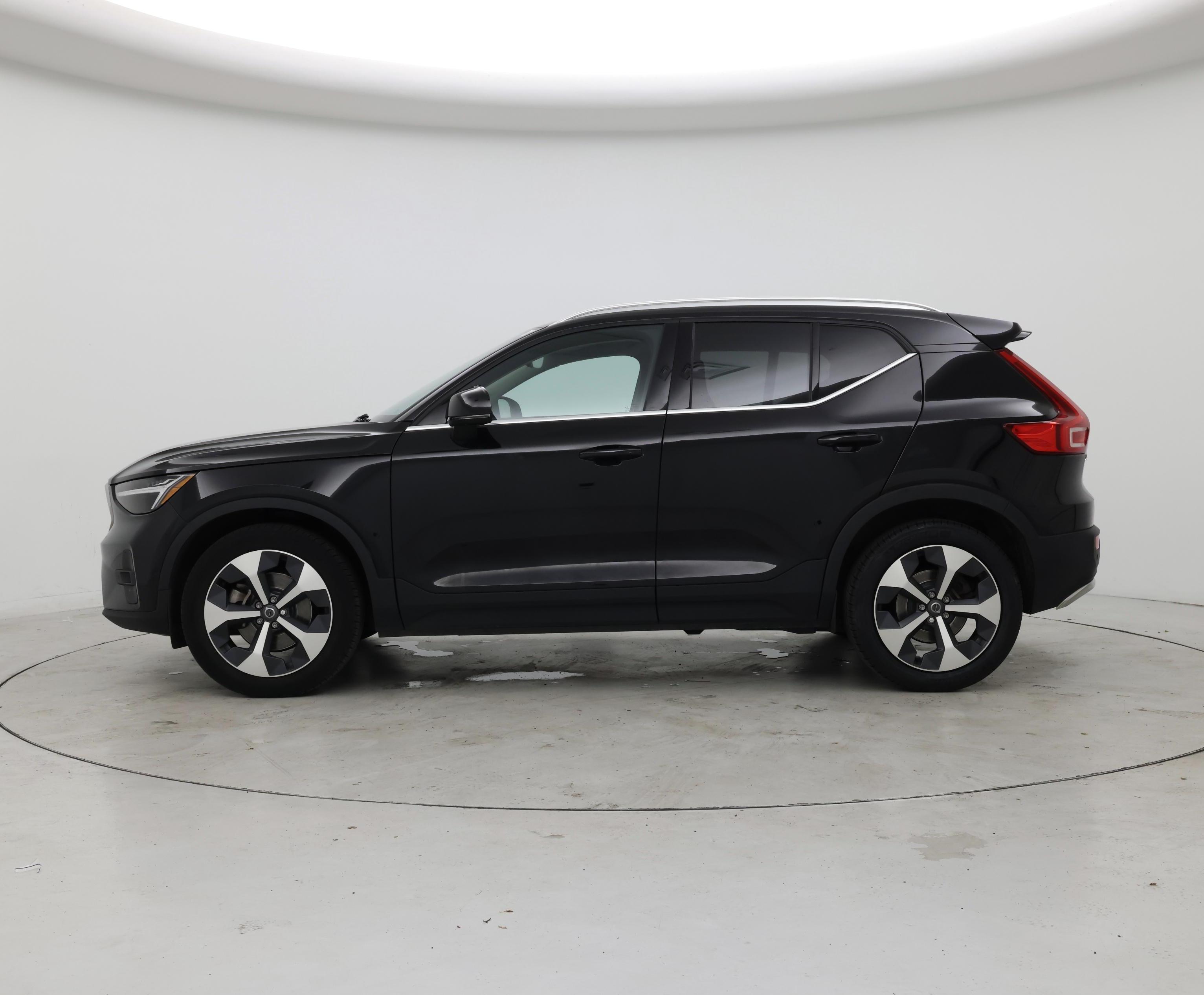 Thumbnail: 2023 Volvo XC40 - 3