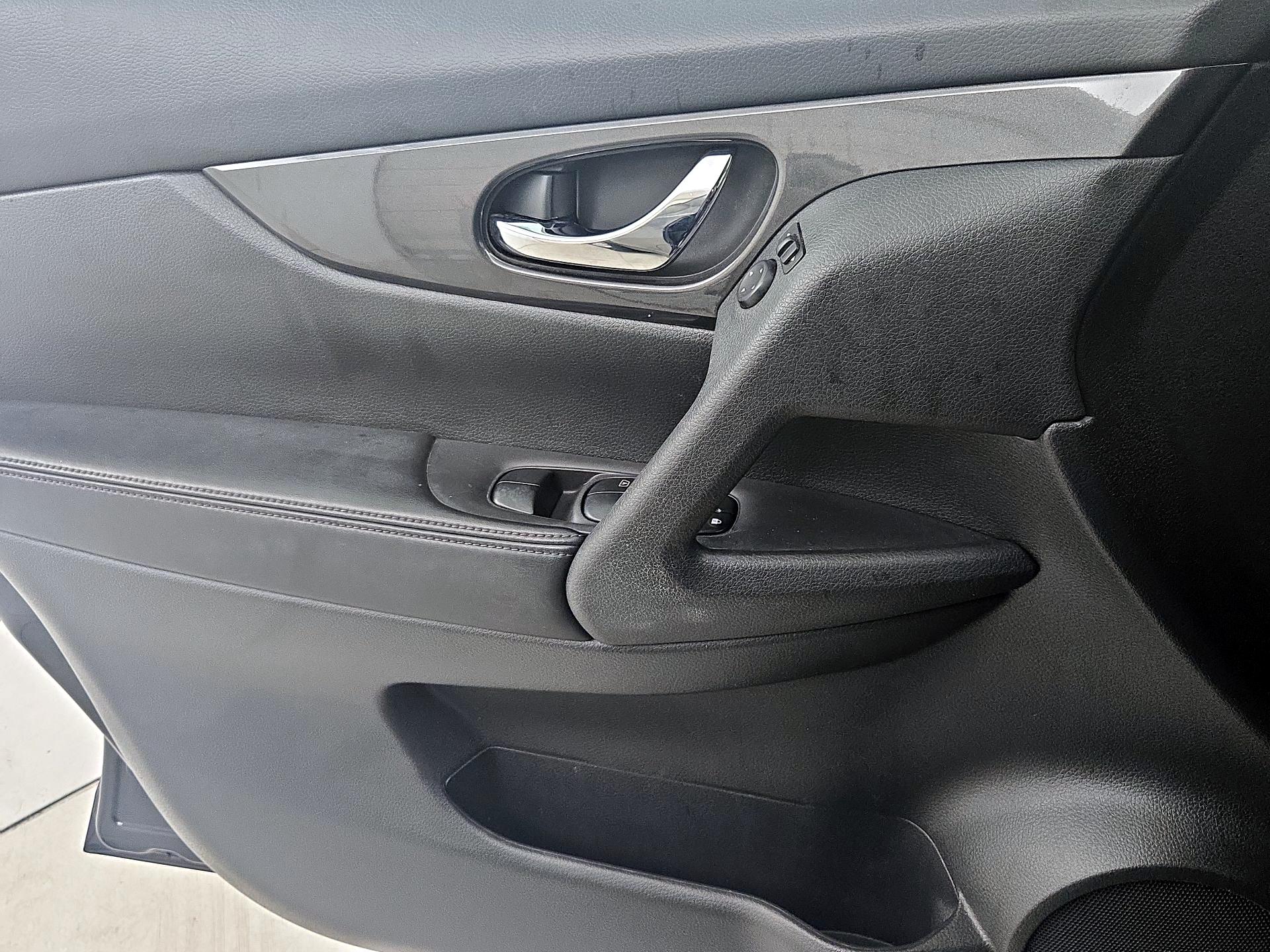 Thumbnail: 2017 Nissan Rogue - 12