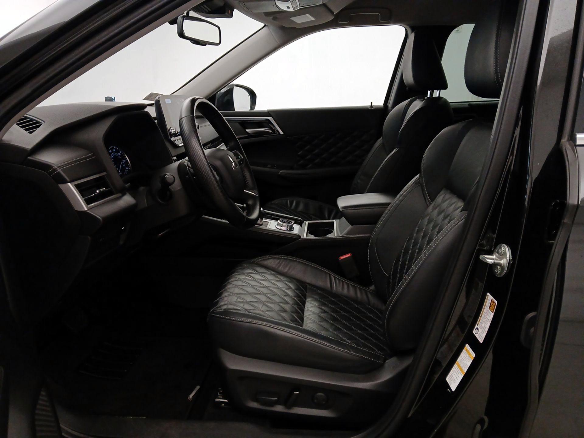 Thumbnail: 2022 Mitsubishi Outlander - 11