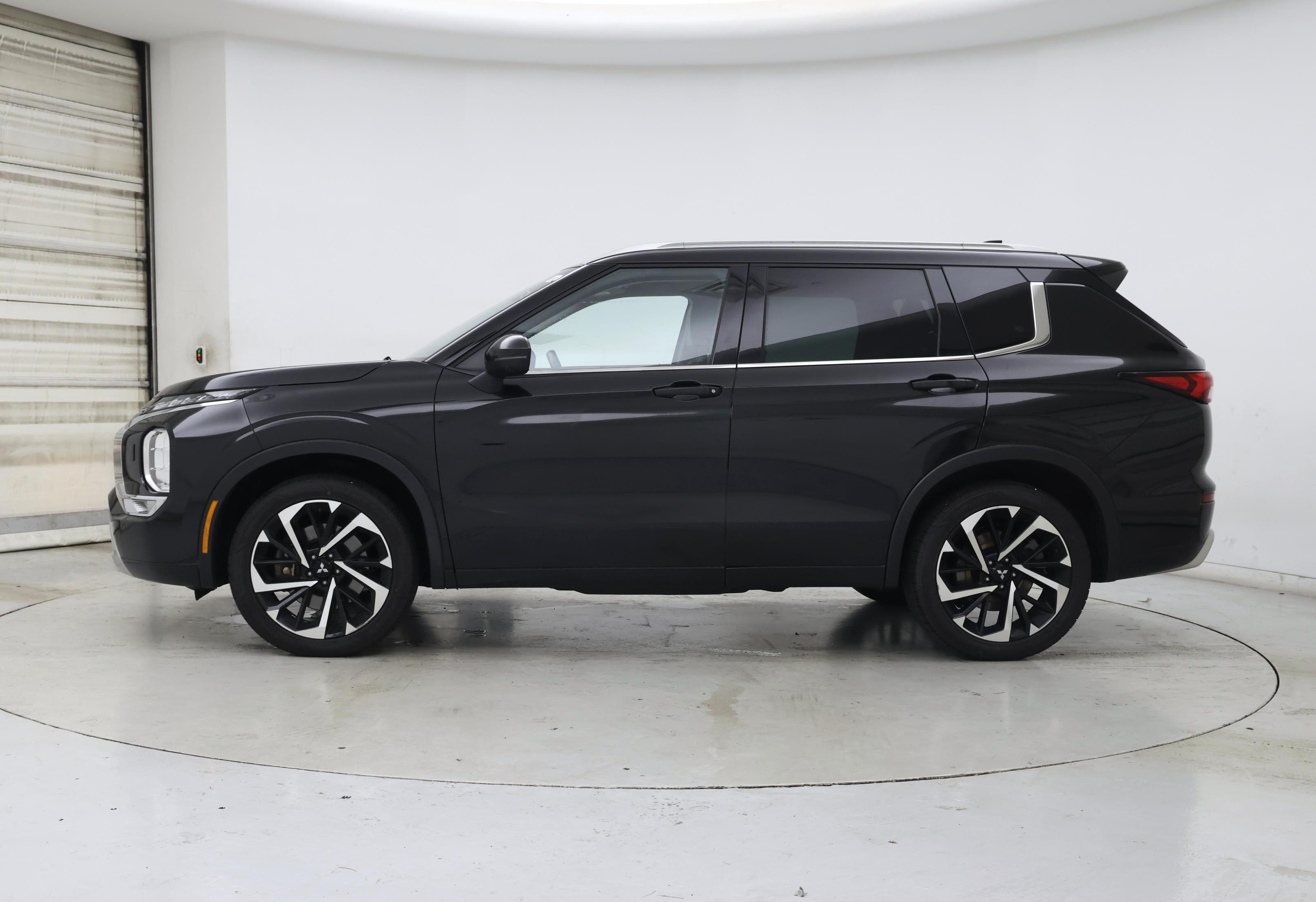 Thumbnail: 2022 Mitsubishi Outlander - 3