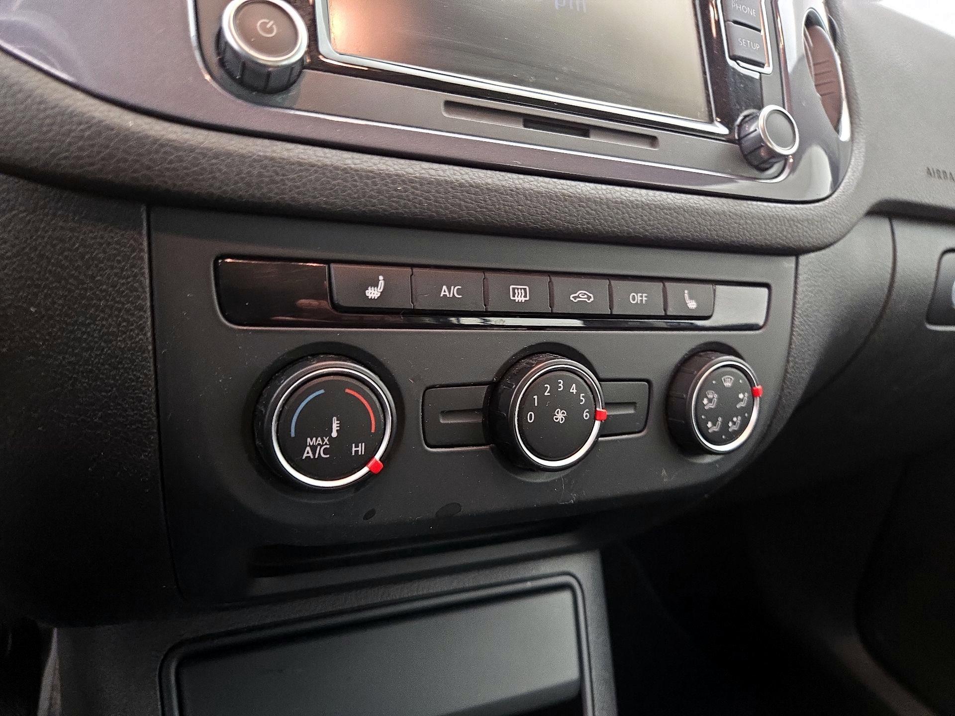 Thumbnail: 2015 Volkswagen Tiguan - 16