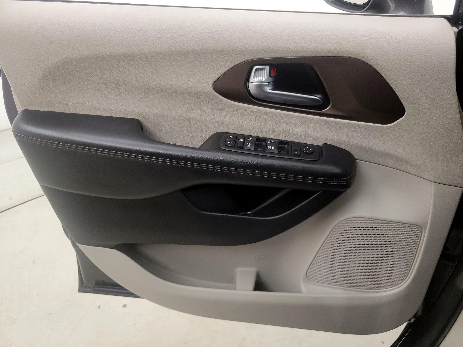 Thumbnail: 2019 Chrysler Pacifica - 12
