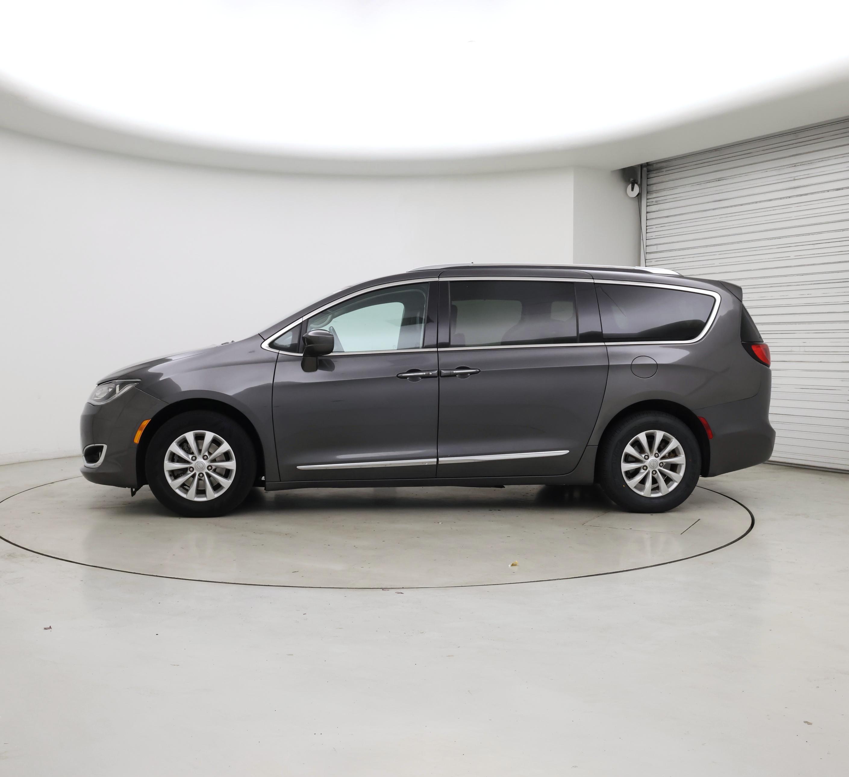 Thumbnail: 2019 Chrysler Pacifica - 3