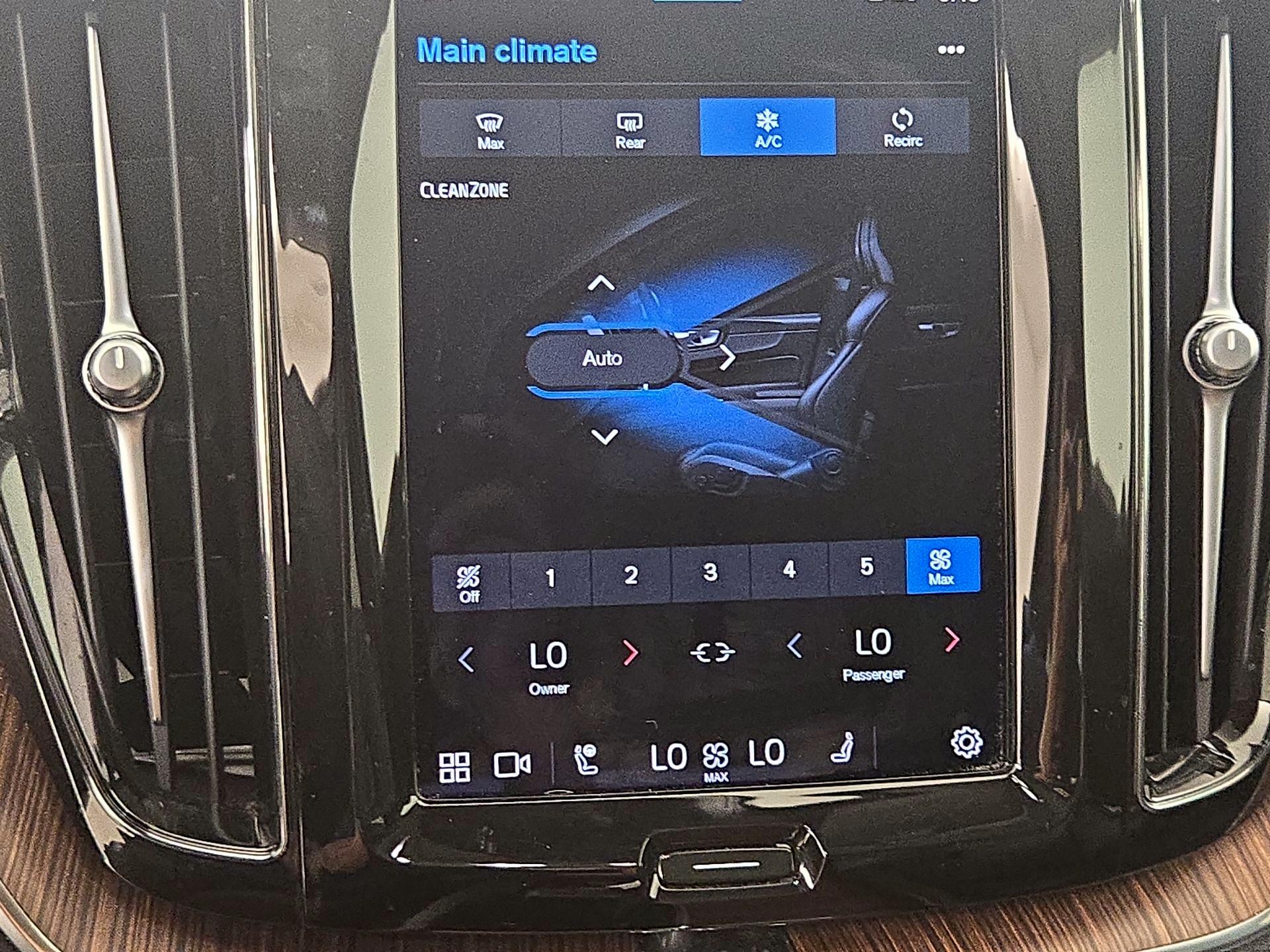 Thumbnail: 2022 Volvo XC60 - 17