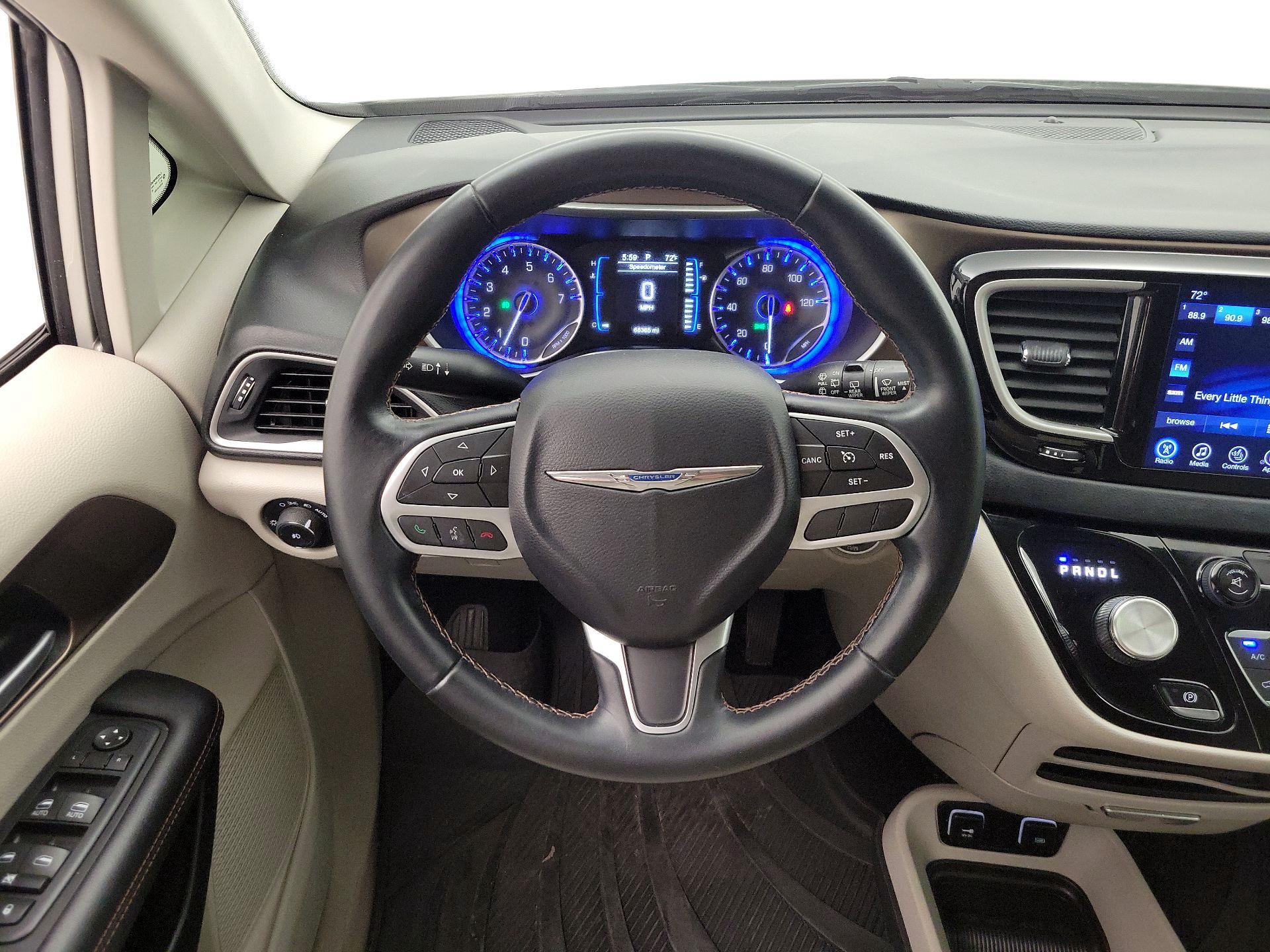 Thumbnail: 2017 Chrysler Pacifica - 10