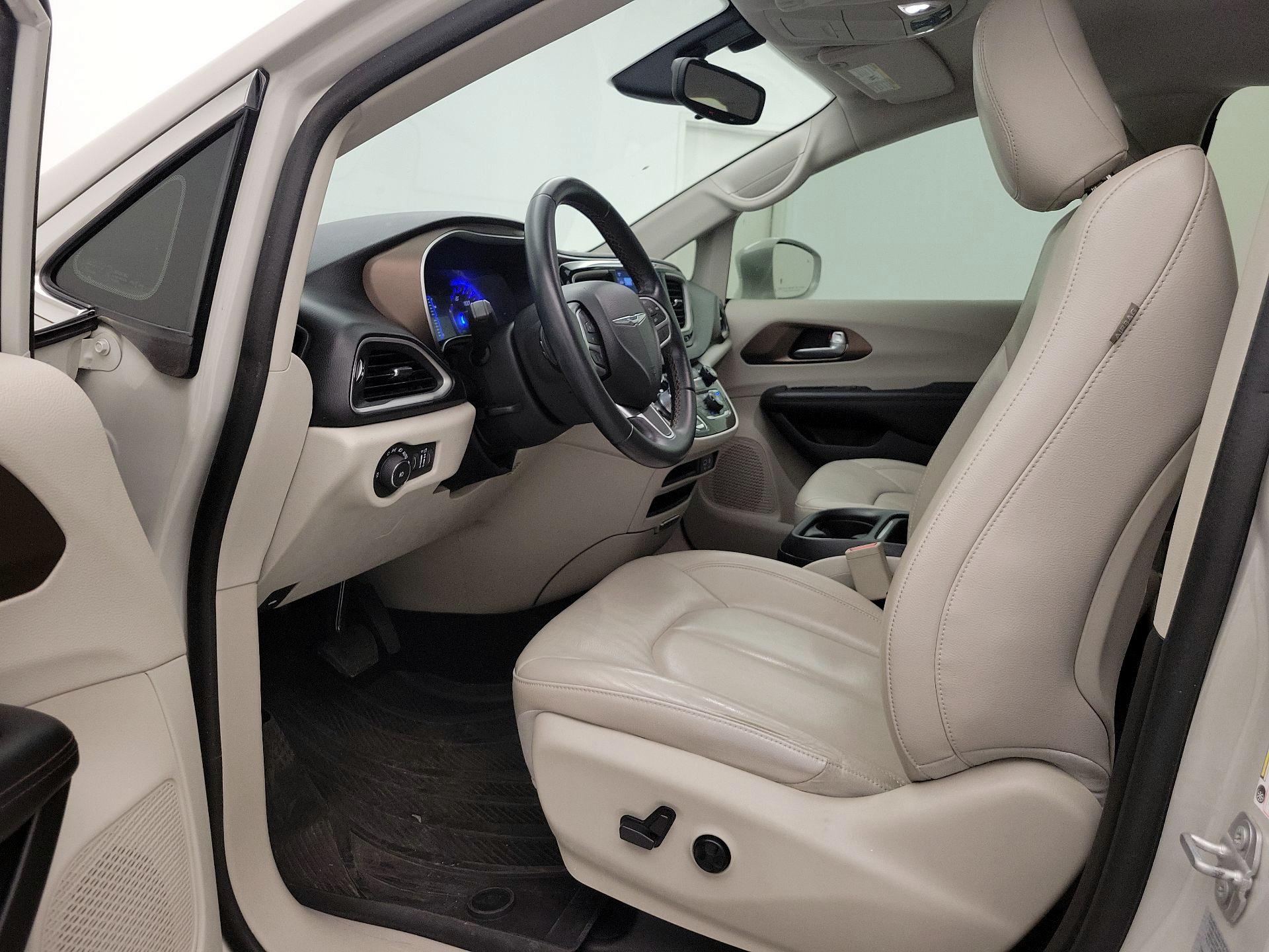 Thumbnail: 2017 Chrysler Pacifica - 11