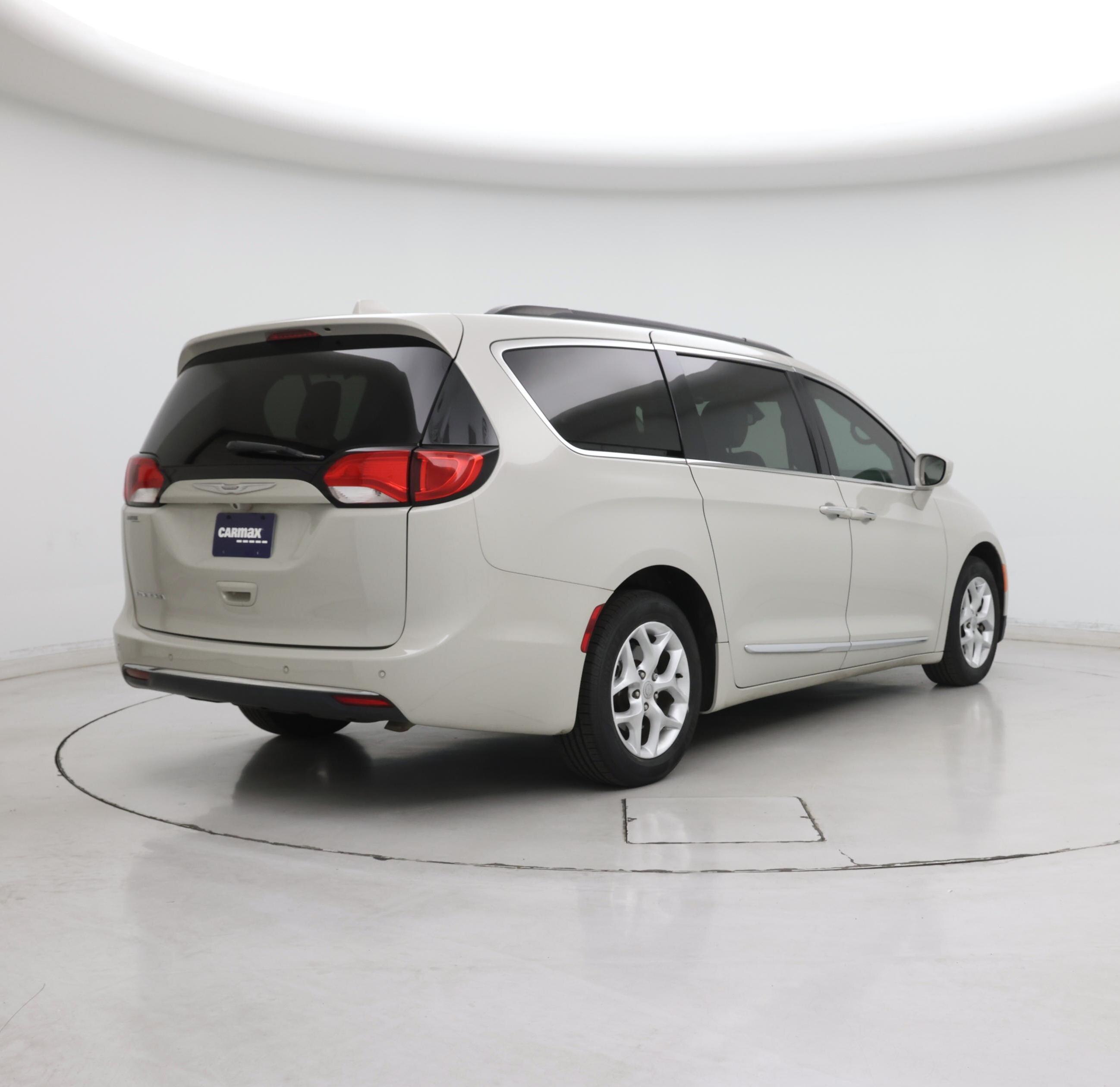 Thumbnail: 2017 Chrysler Pacifica - 8