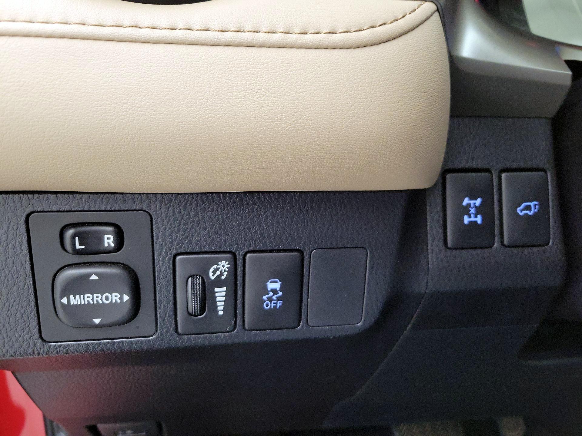 Thumbnail: 2015 Toyota RAV4 - 13