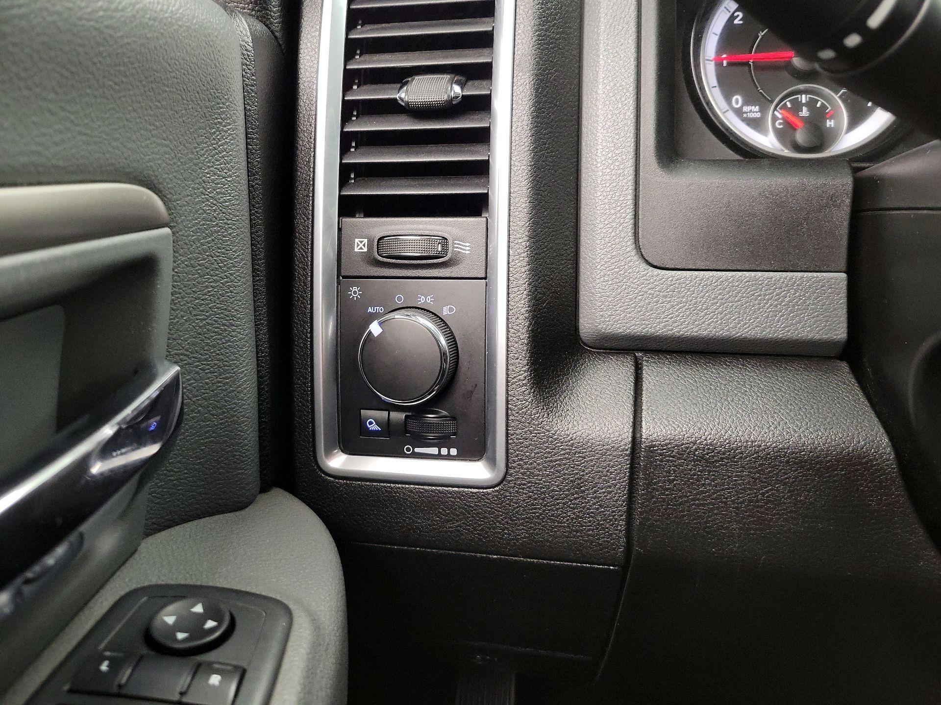 Thumbnail: 2019 RAM 1500 Classic - 13