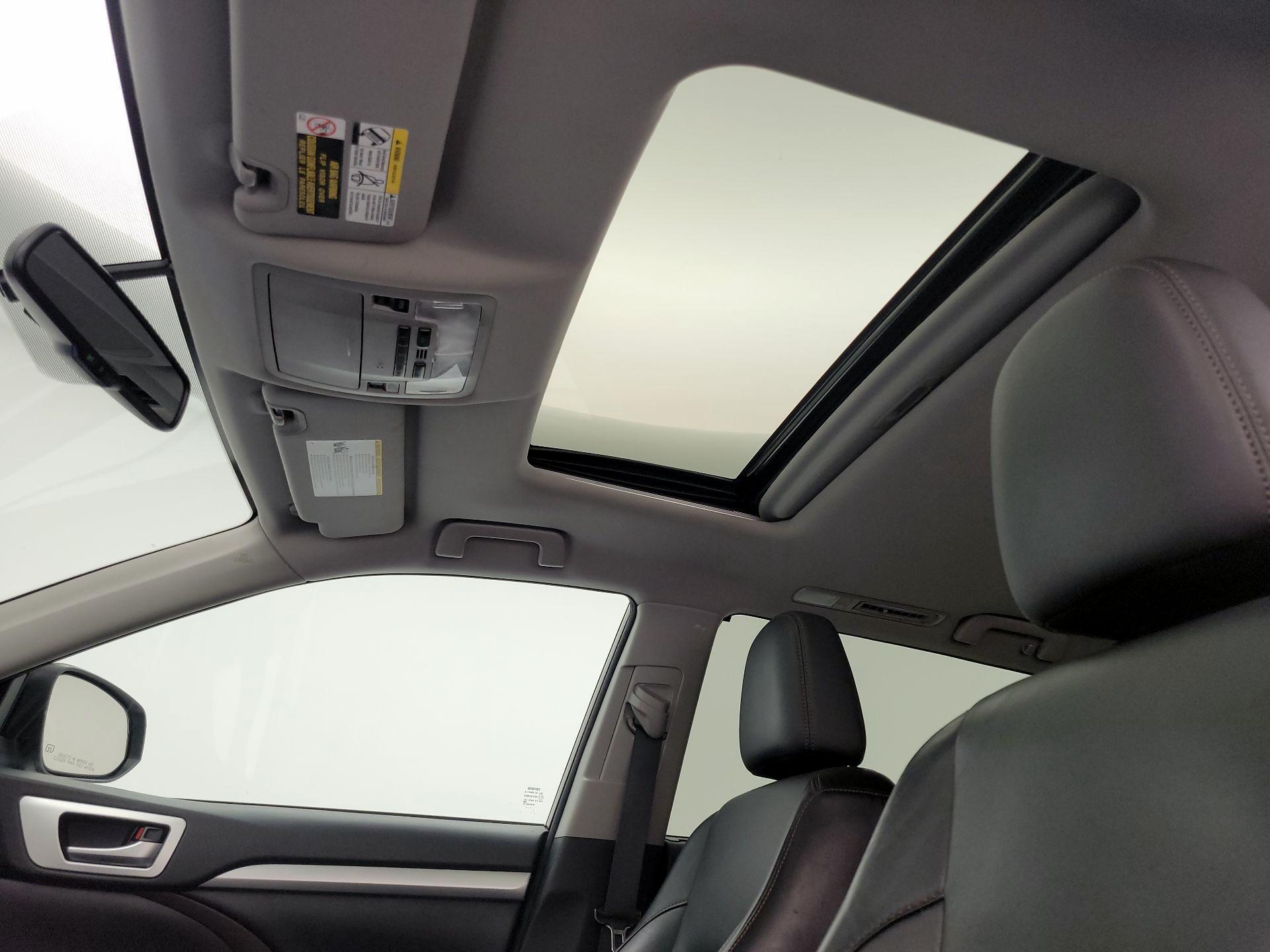 Thumbnail: 2016 Toyota Highlander - 20