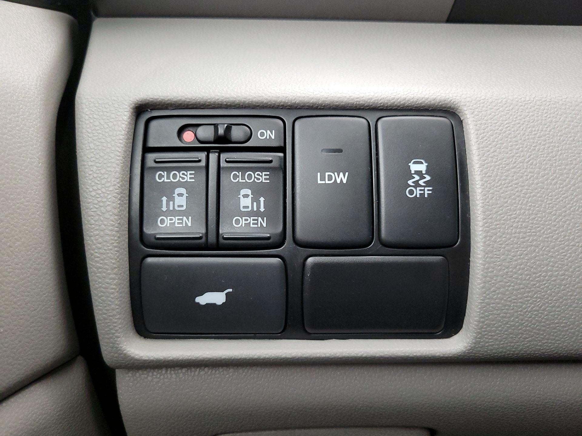 Thumbnail: 2017 Honda Odyssey - 13