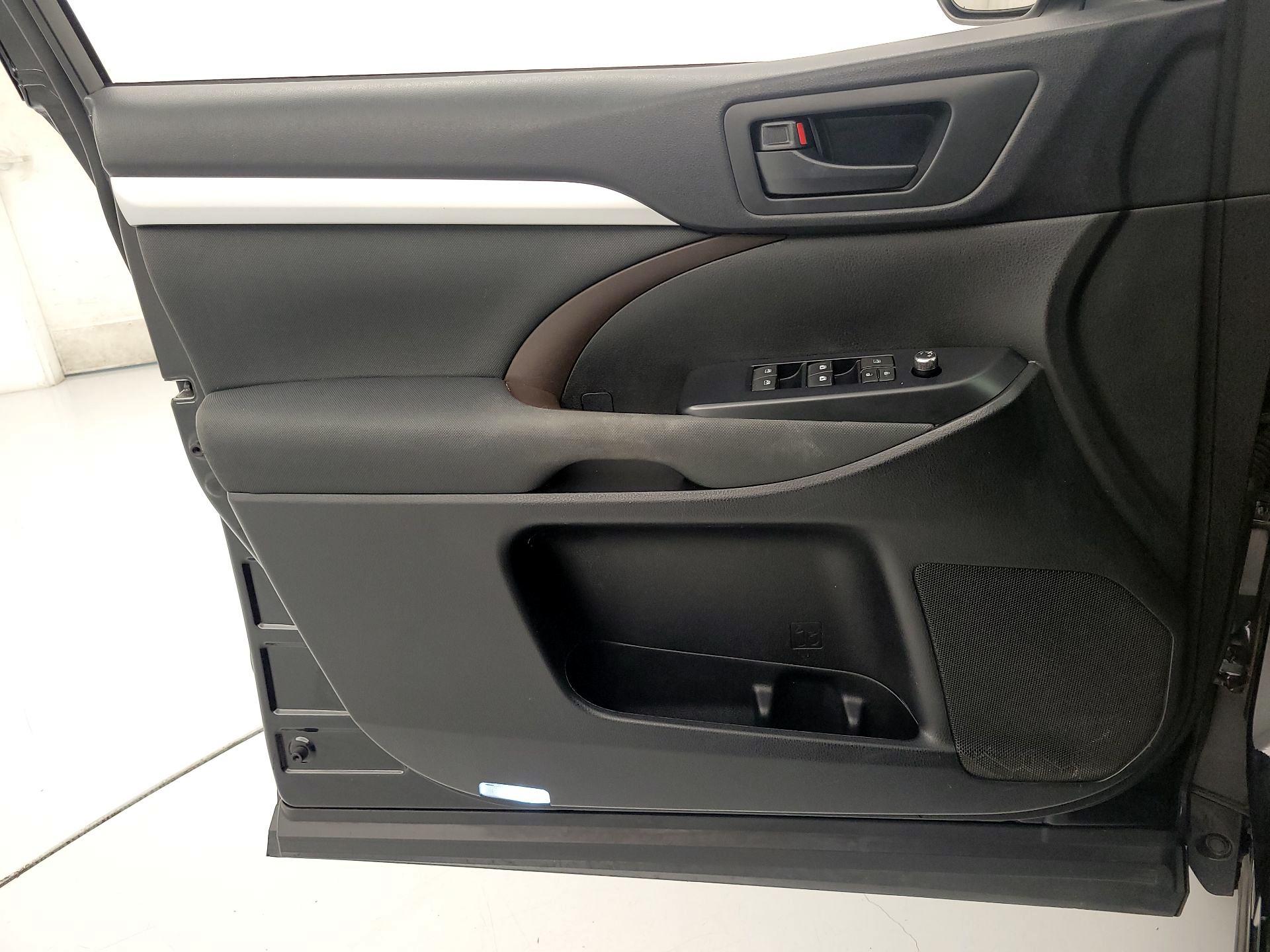 Thumbnail: 2016 Toyota Highlander - 12