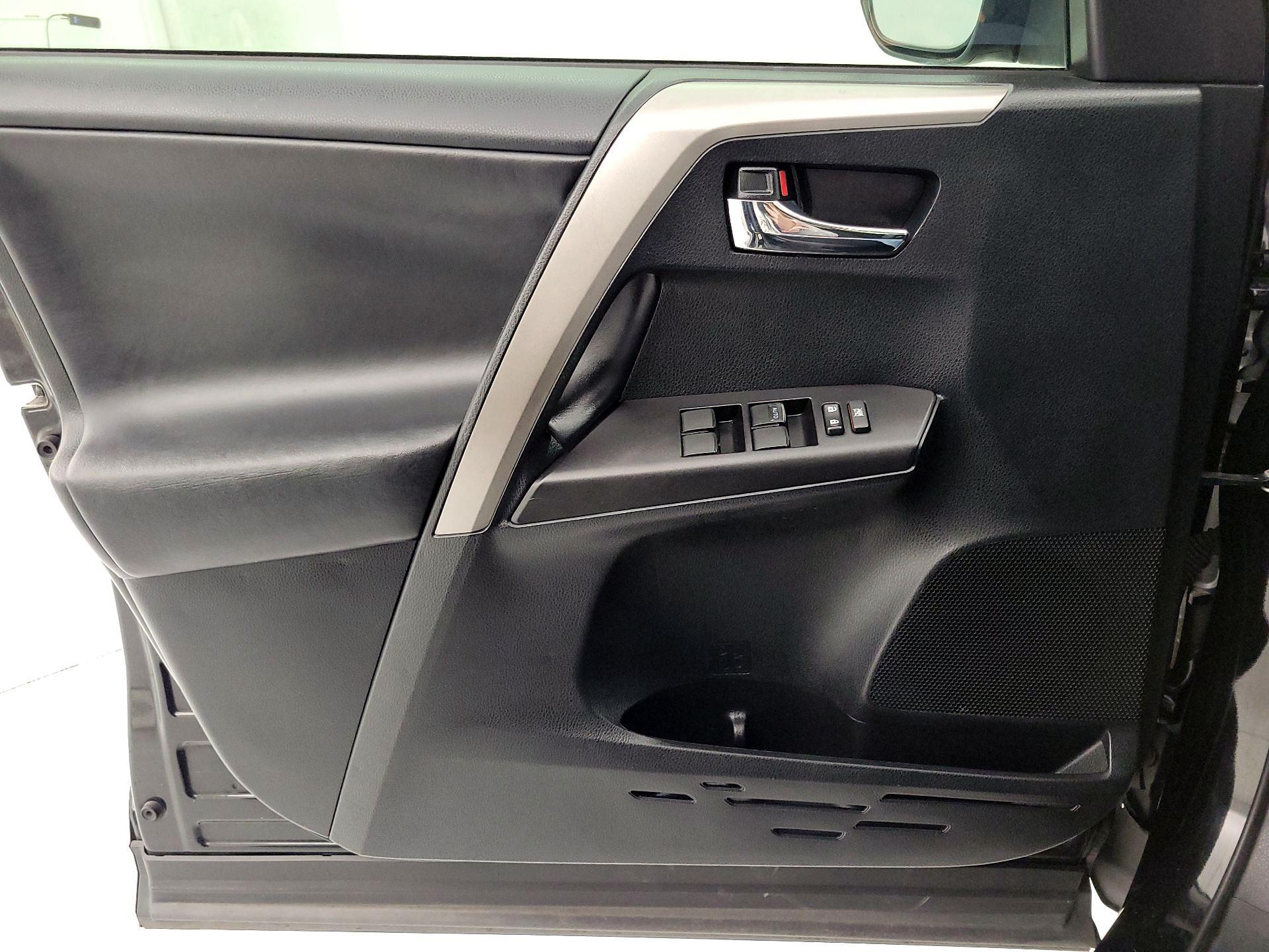 Thumbnail: 2018 Toyota RAV4 - 12