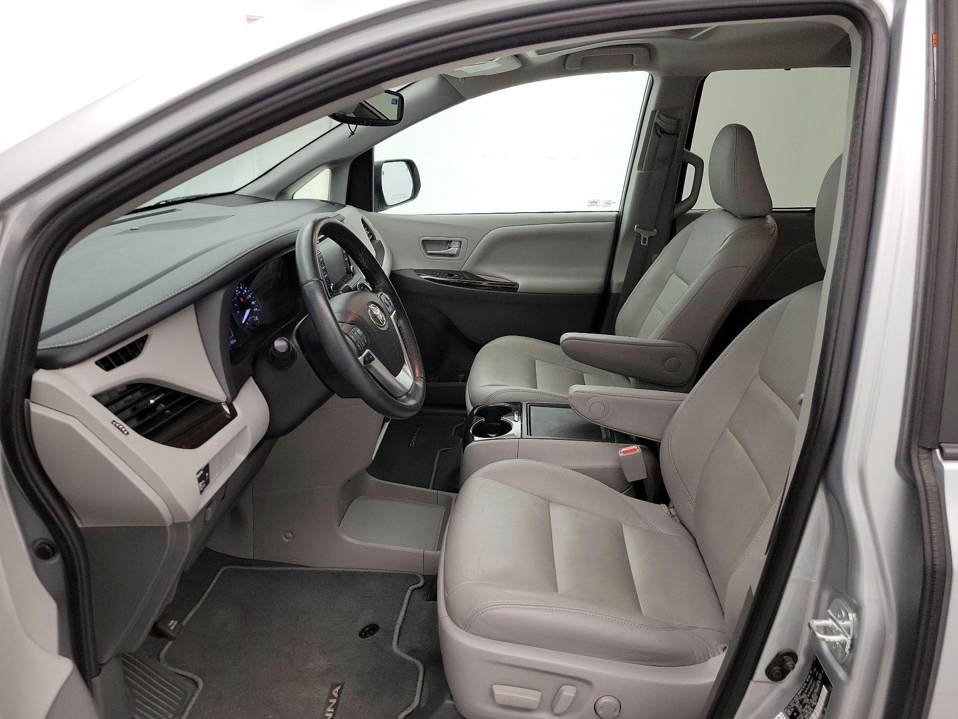 Thumbnail: 2020 Toyota Sienna - 11