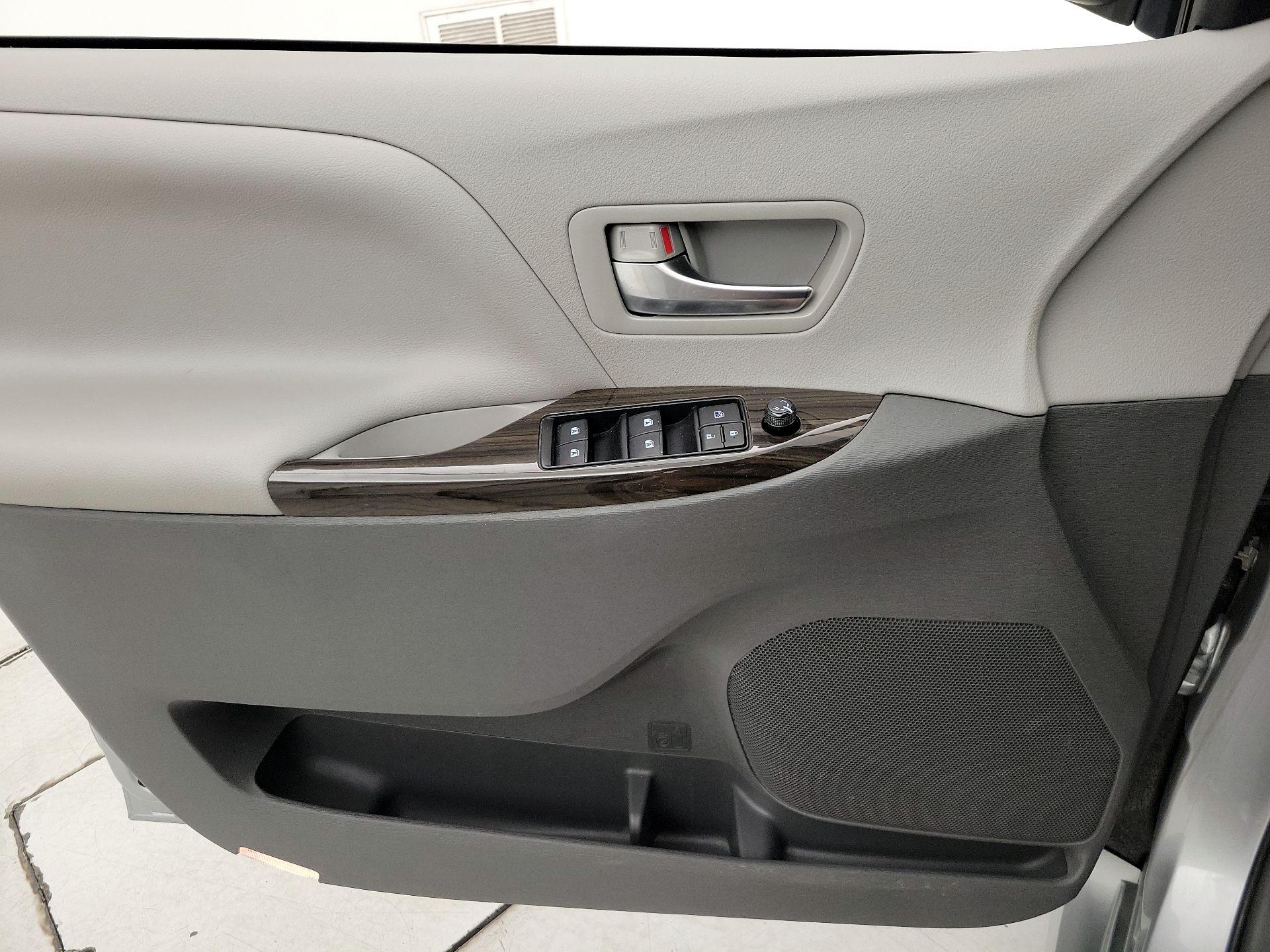 Thumbnail: 2020 Toyota Sienna - 12