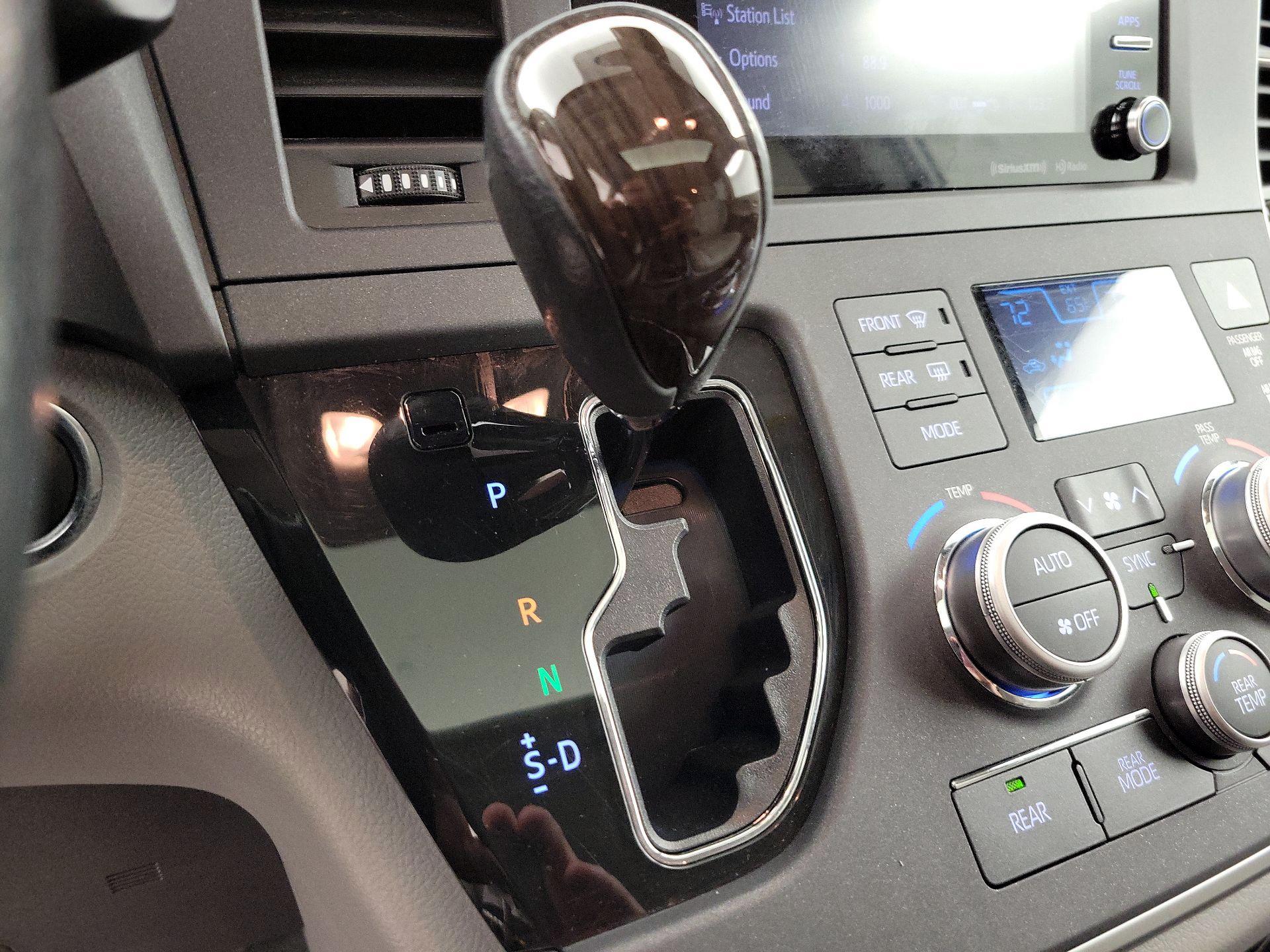 Thumbnail: 2020 Toyota Sienna - 17