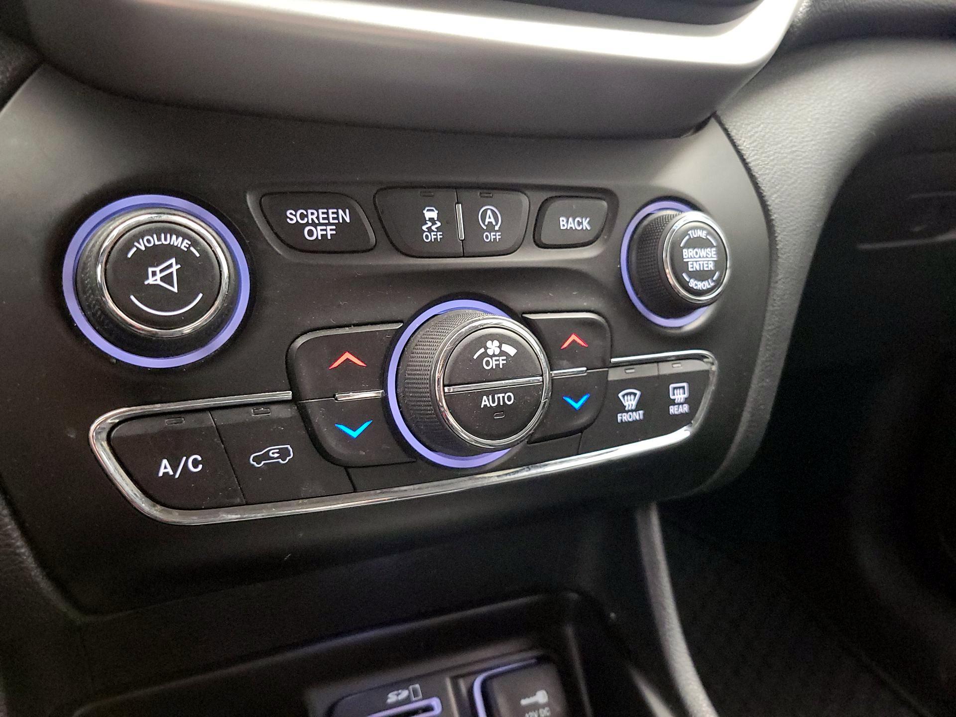 Thumbnail: 2017 Jeep Cherokee - 16