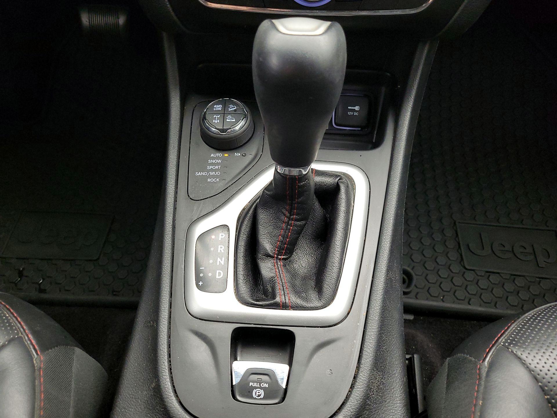 Thumbnail: 2017 Jeep Cherokee - 17