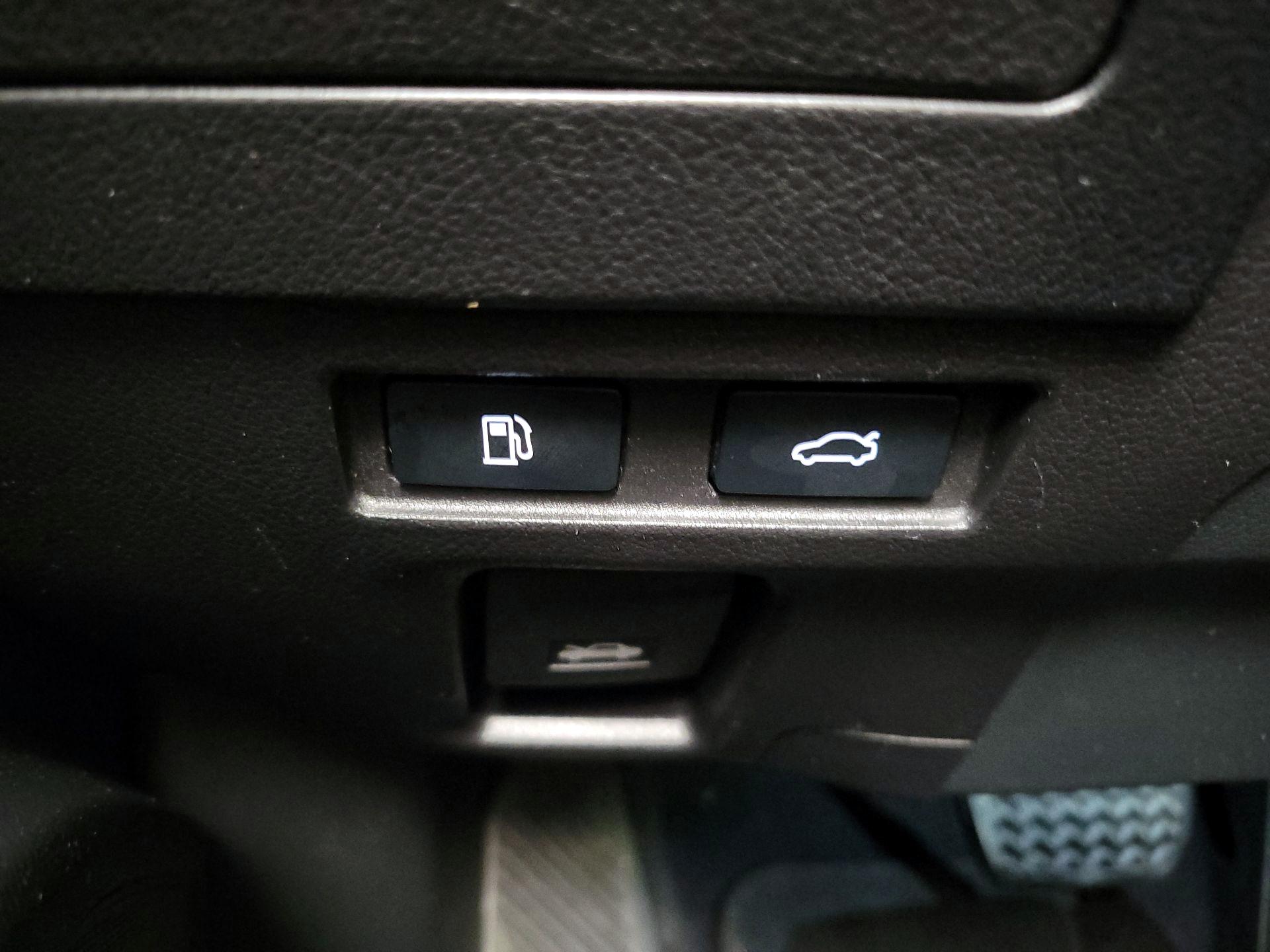 Thumbnail: 2021 Lexus ES - 13