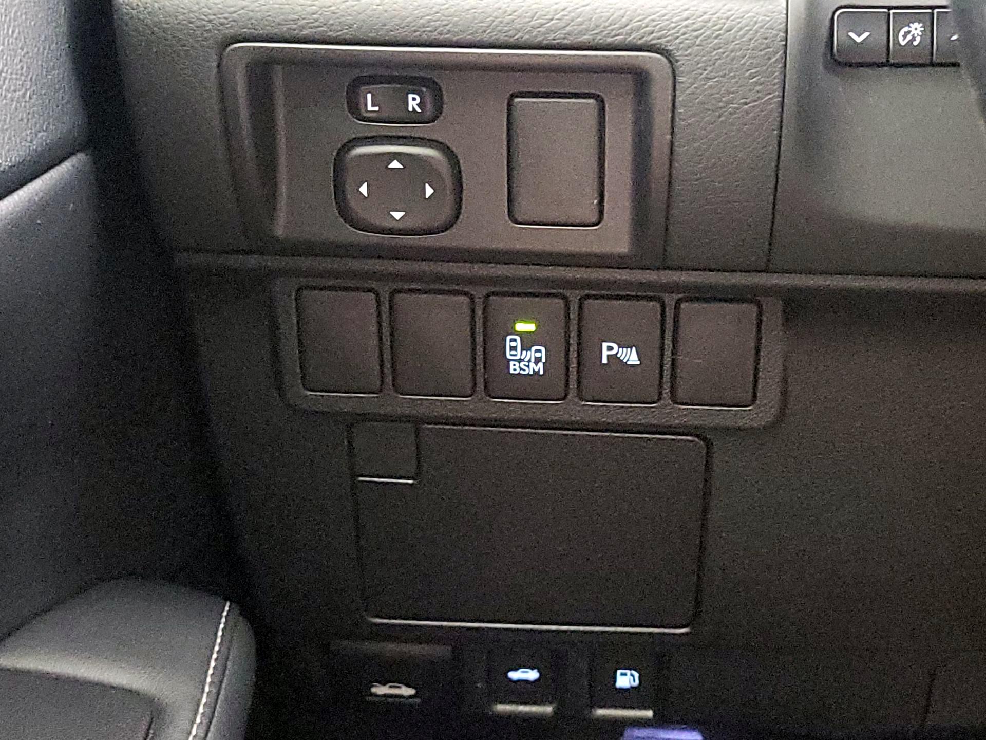 Thumbnail: 2015 Lexus ES - 13