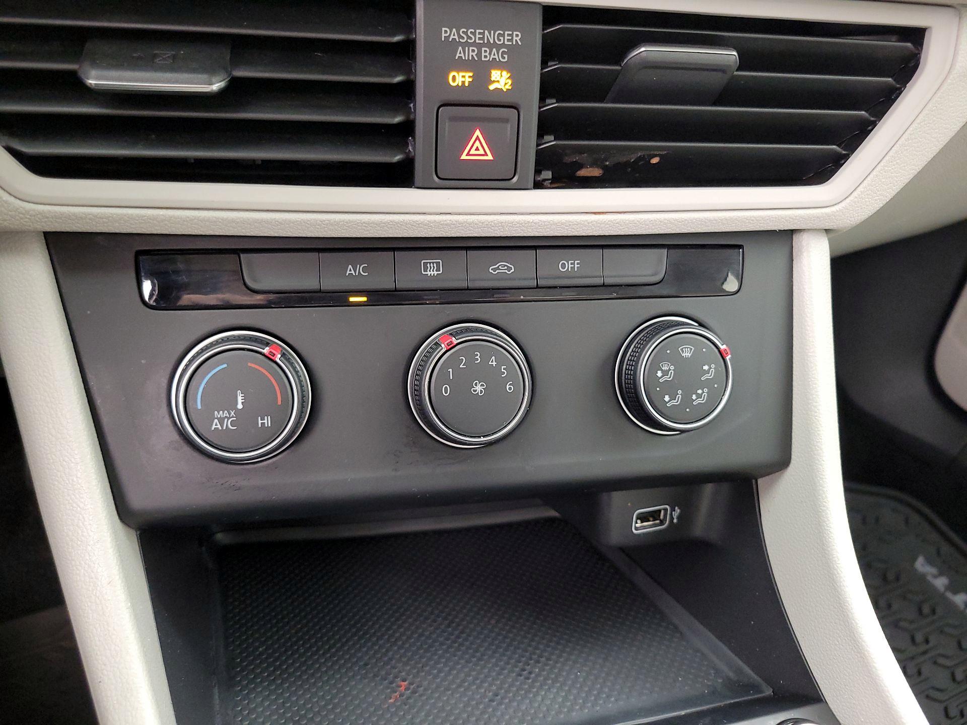 Thumbnail: 2019 Volkswagen Jetta - 16