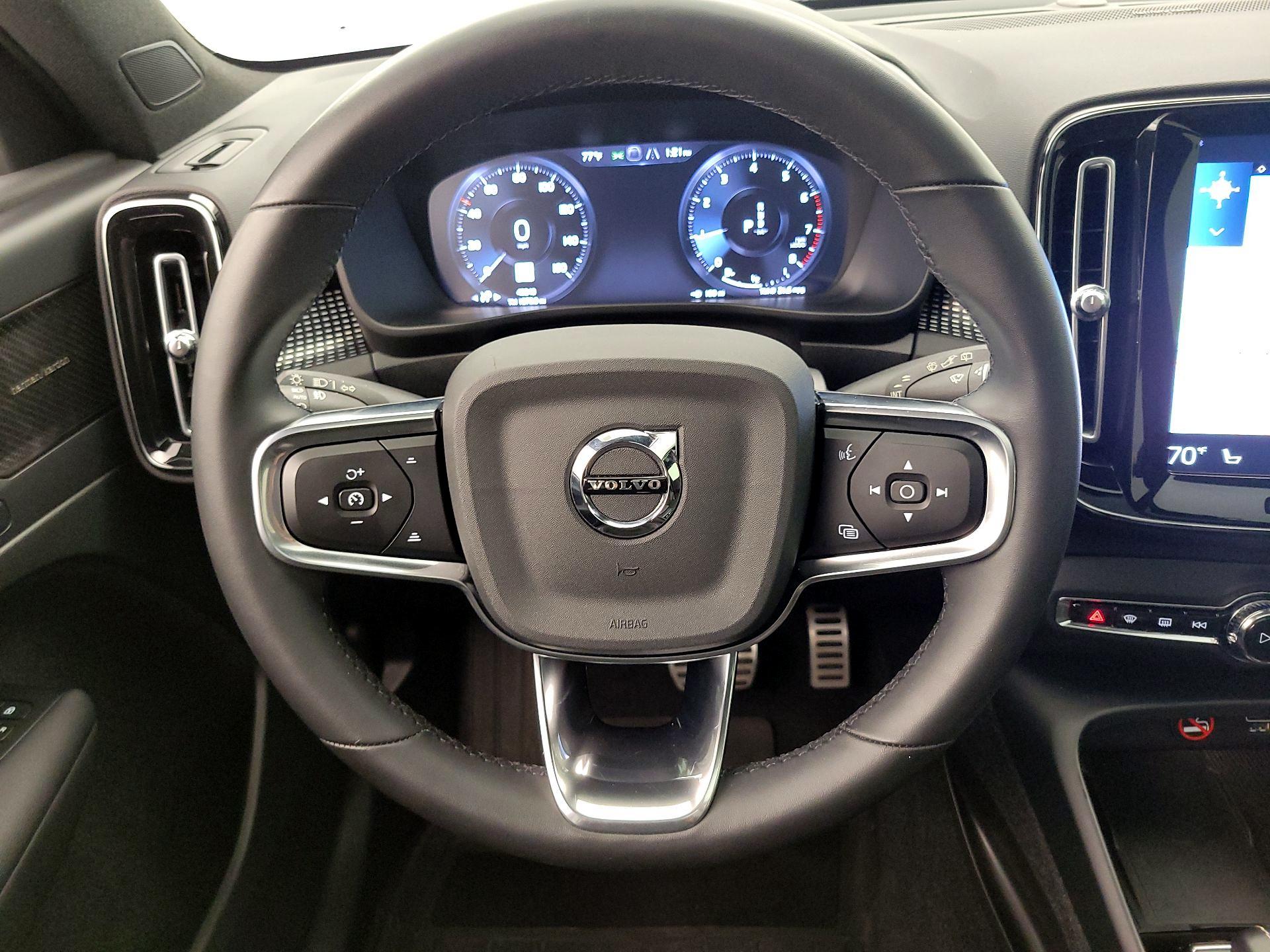 Thumbnail: 2022 Volvo XC40 - 10