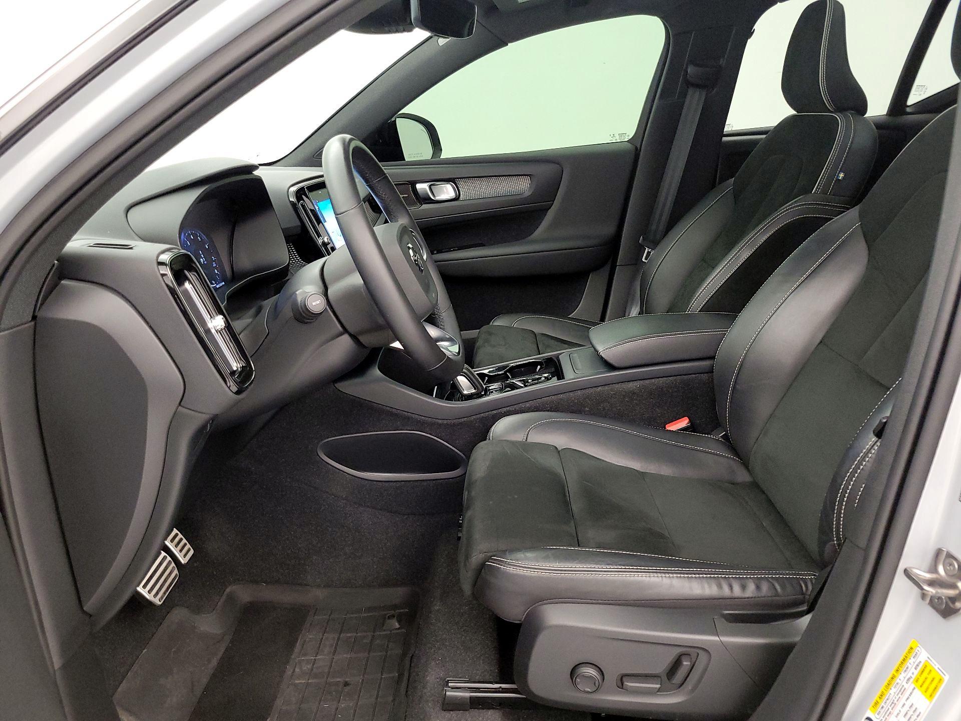 Thumbnail: 2022 Volvo XC40 - 11