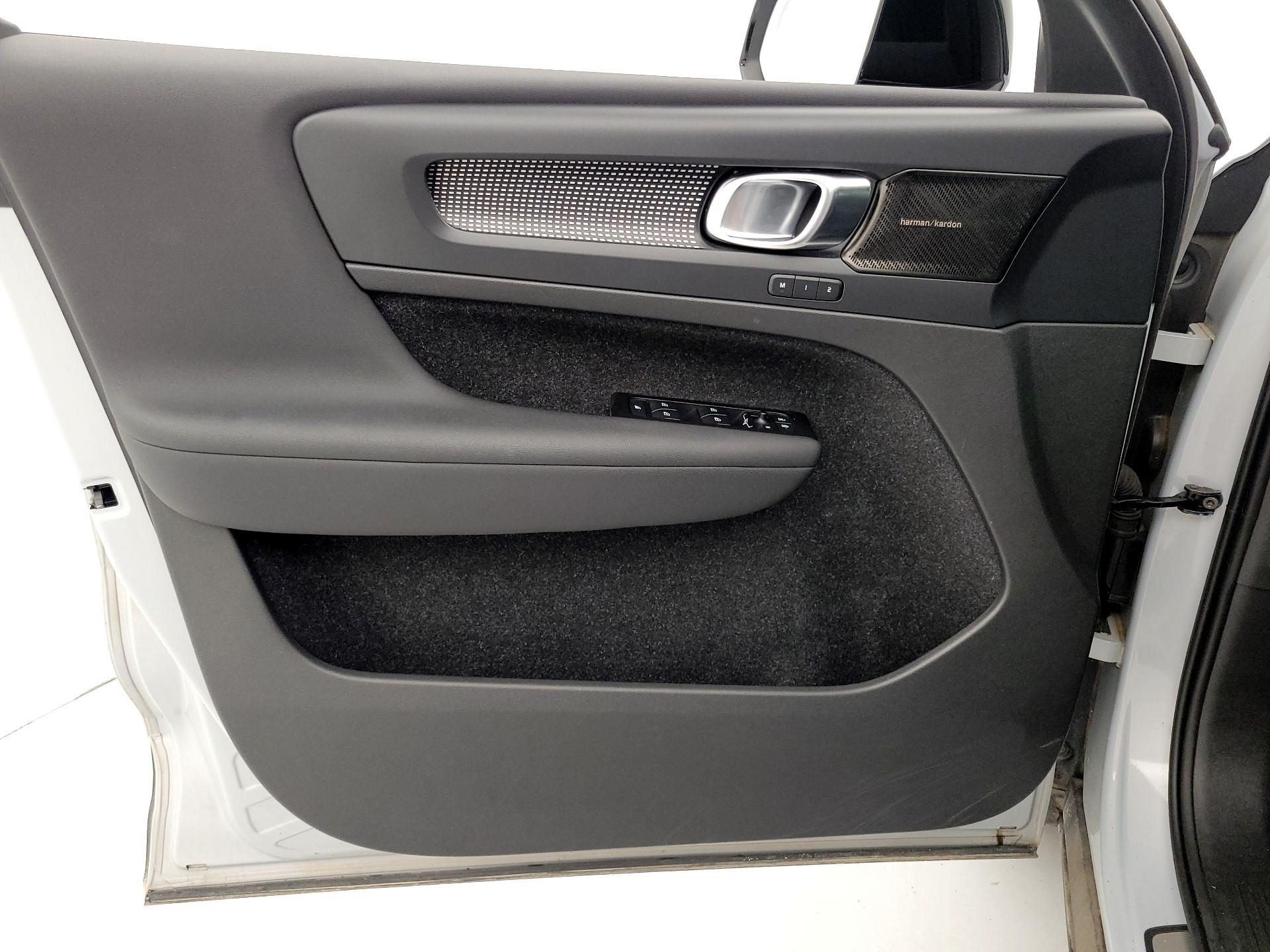 Thumbnail: 2022 Volvo XC40 - 12