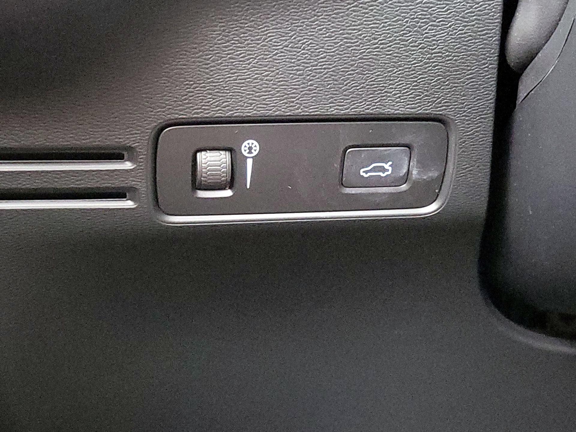 Thumbnail: 2022 Volvo XC40 - 13