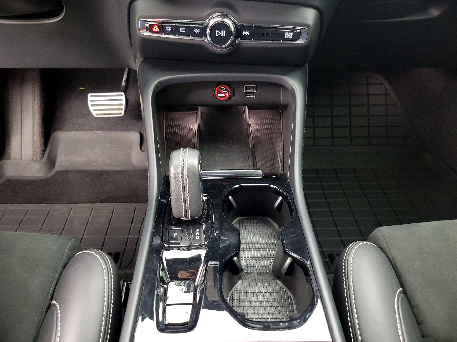 Thumbnail: 2022 Volvo XC40 - 18