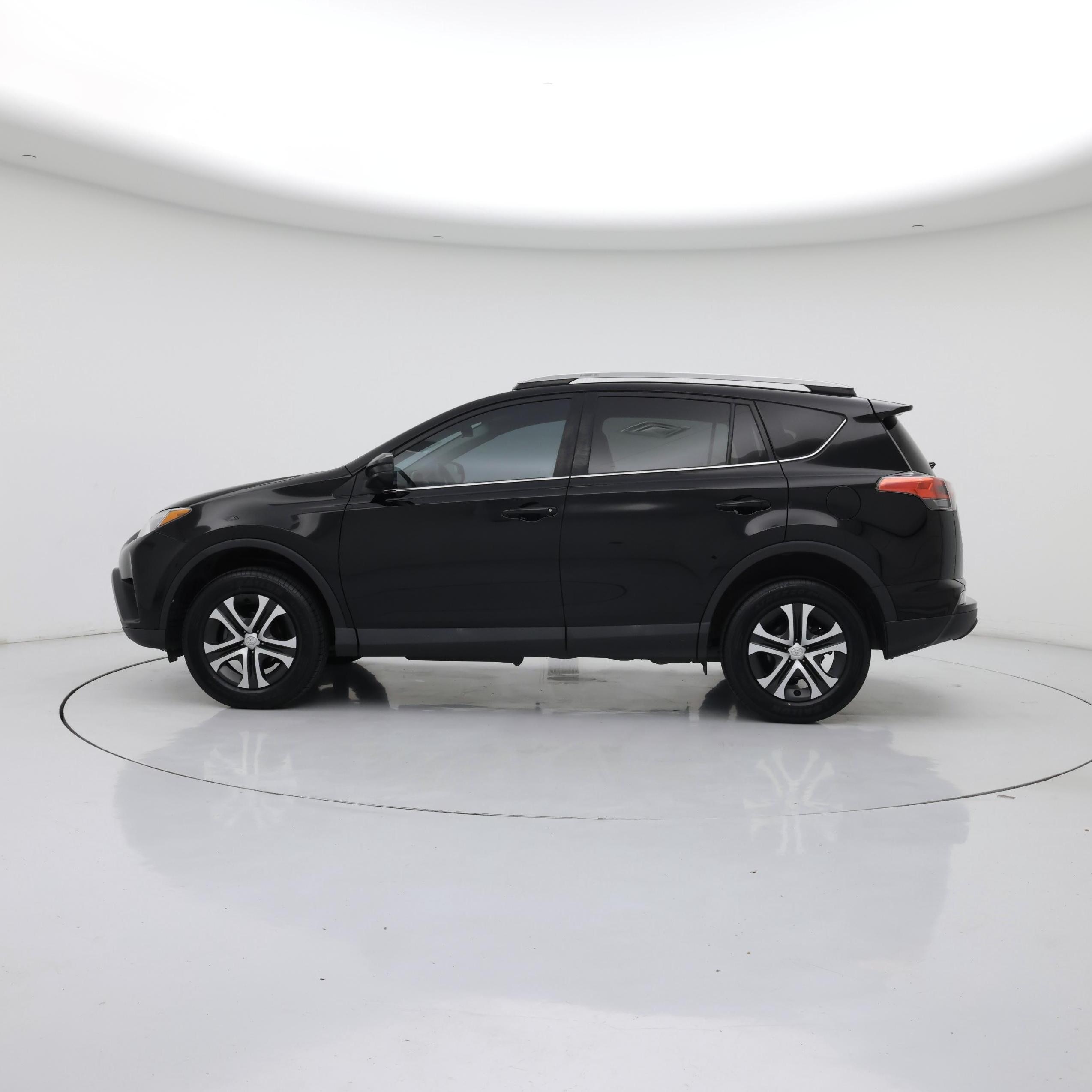 Thumbnail: 2018 Toyota RAV4 - 3