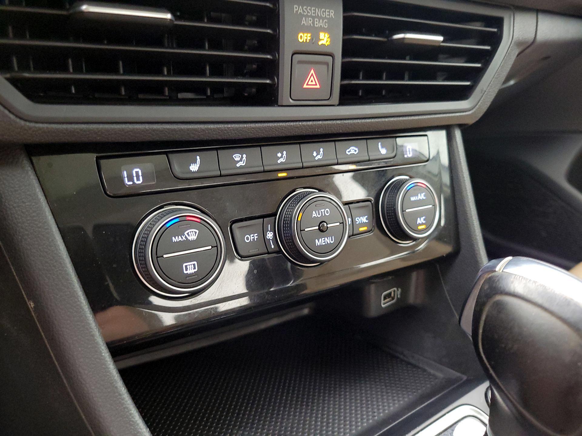 Thumbnail: 2019 Volkswagen Jetta - 16