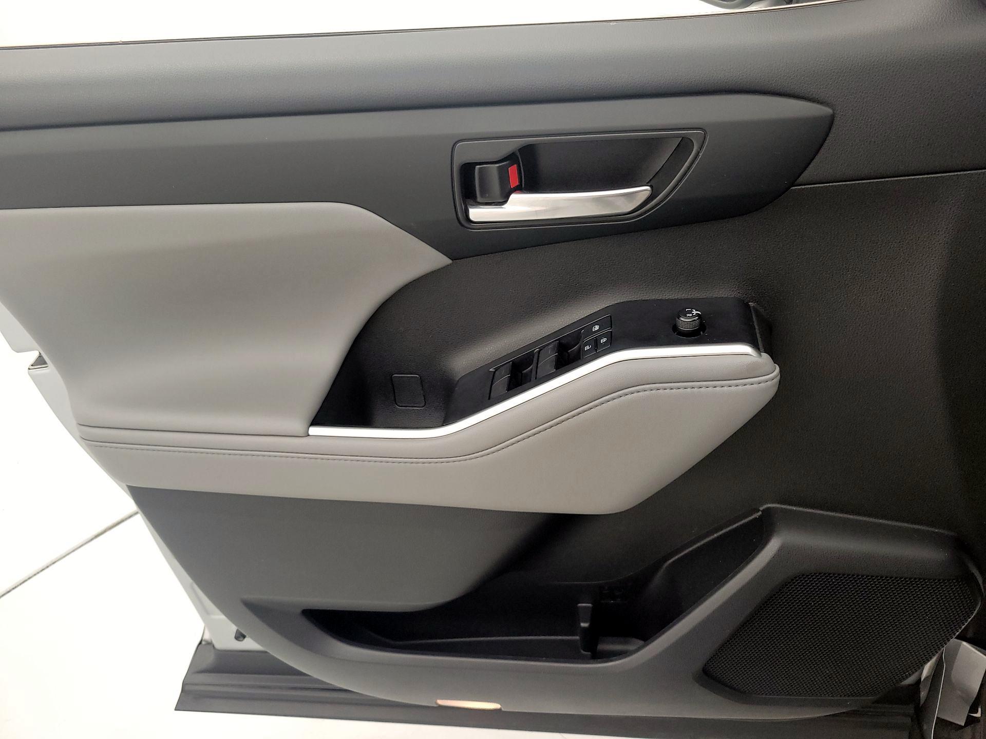 Thumbnail: 2022 Toyota Highlander - 12