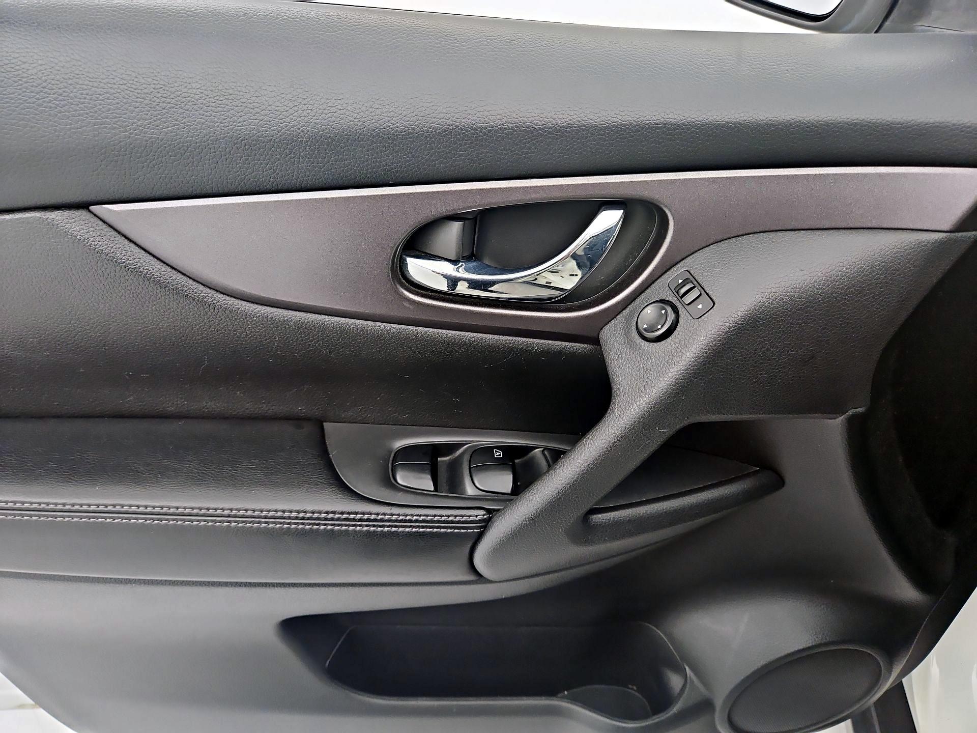 Thumbnail: 2016 Nissan Rogue - 12