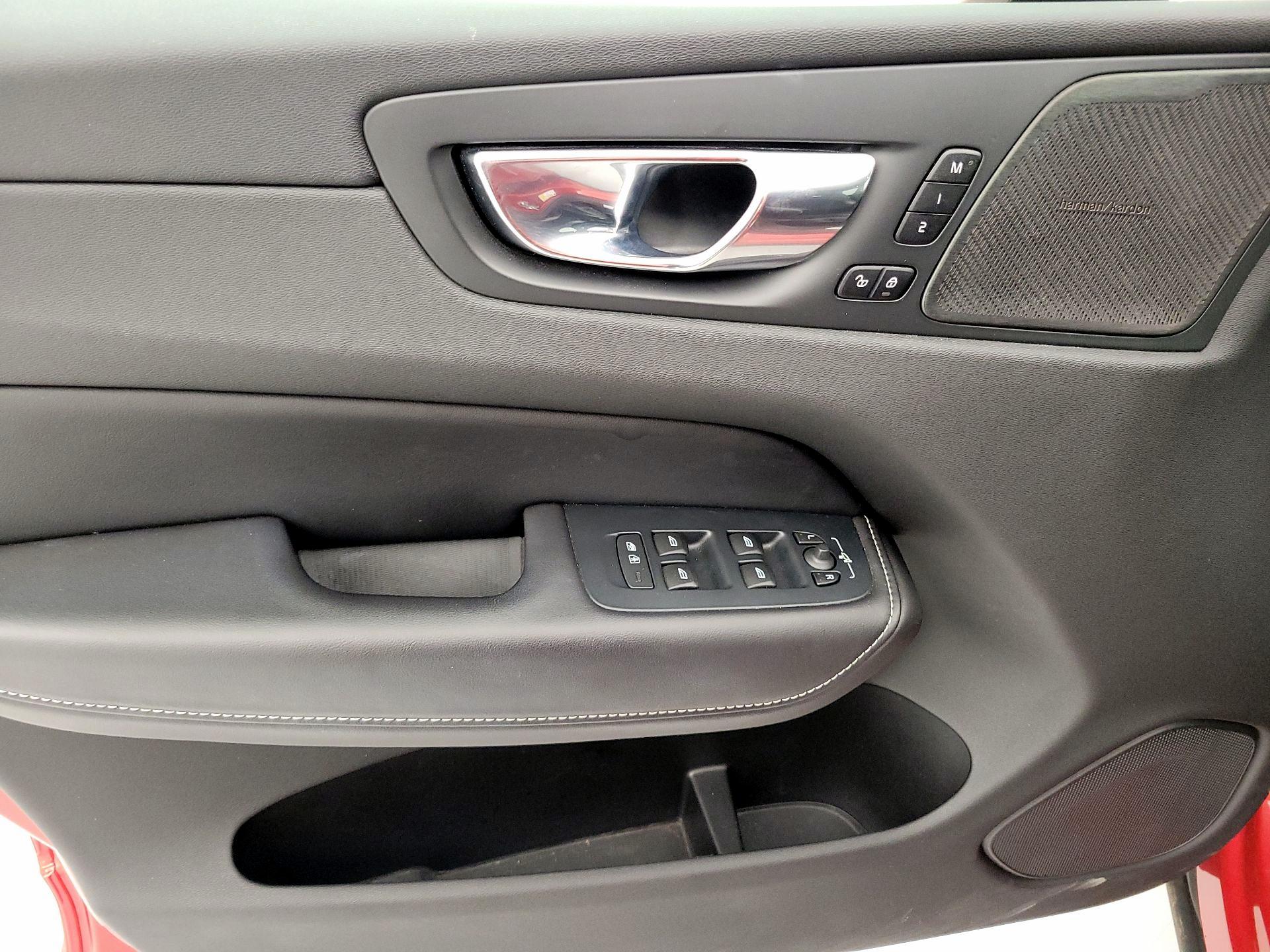 Thumbnail: 2019 Volvo XC60 - 12