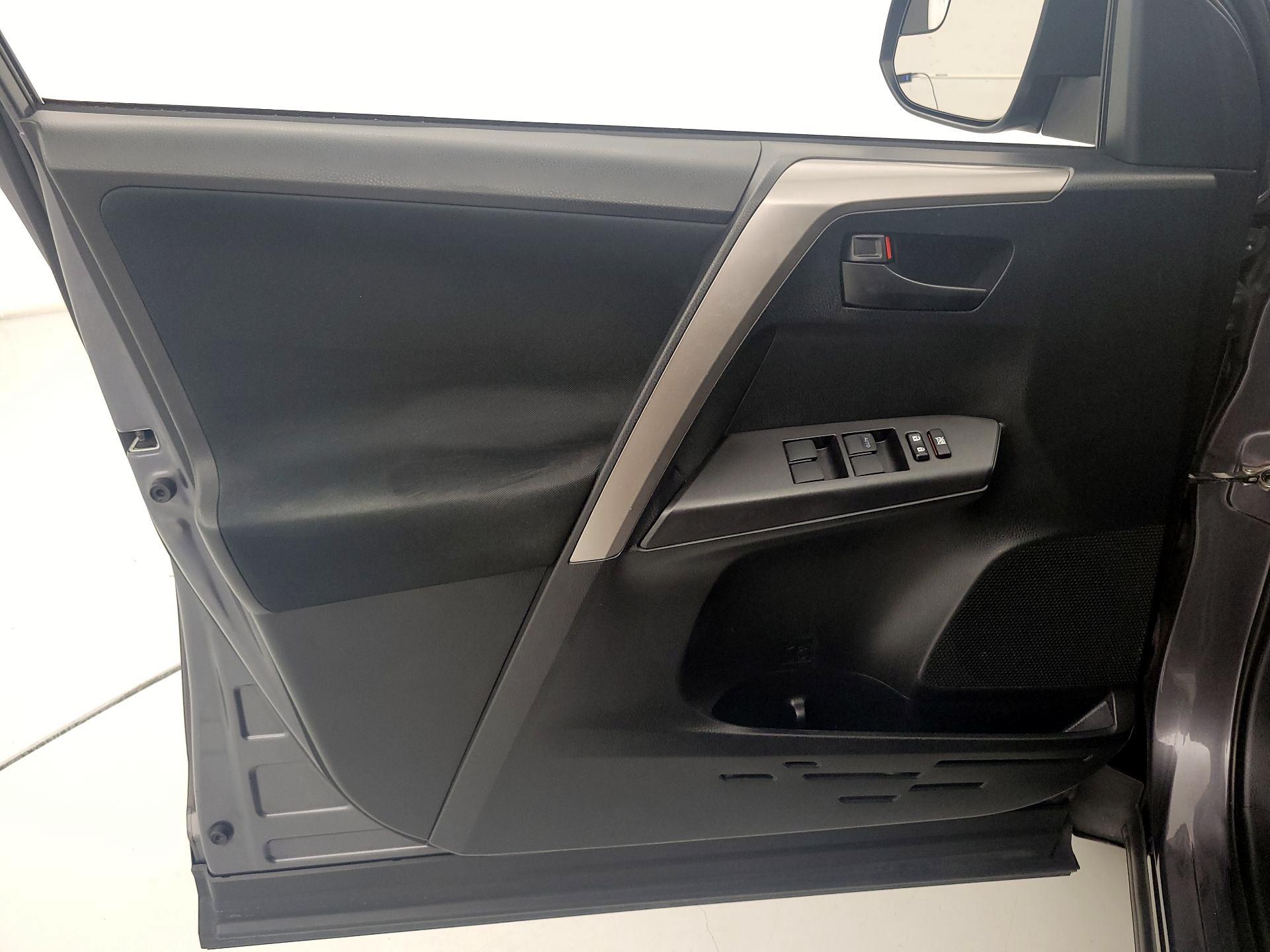 Thumbnail: 2018 Toyota RAV4 - 12