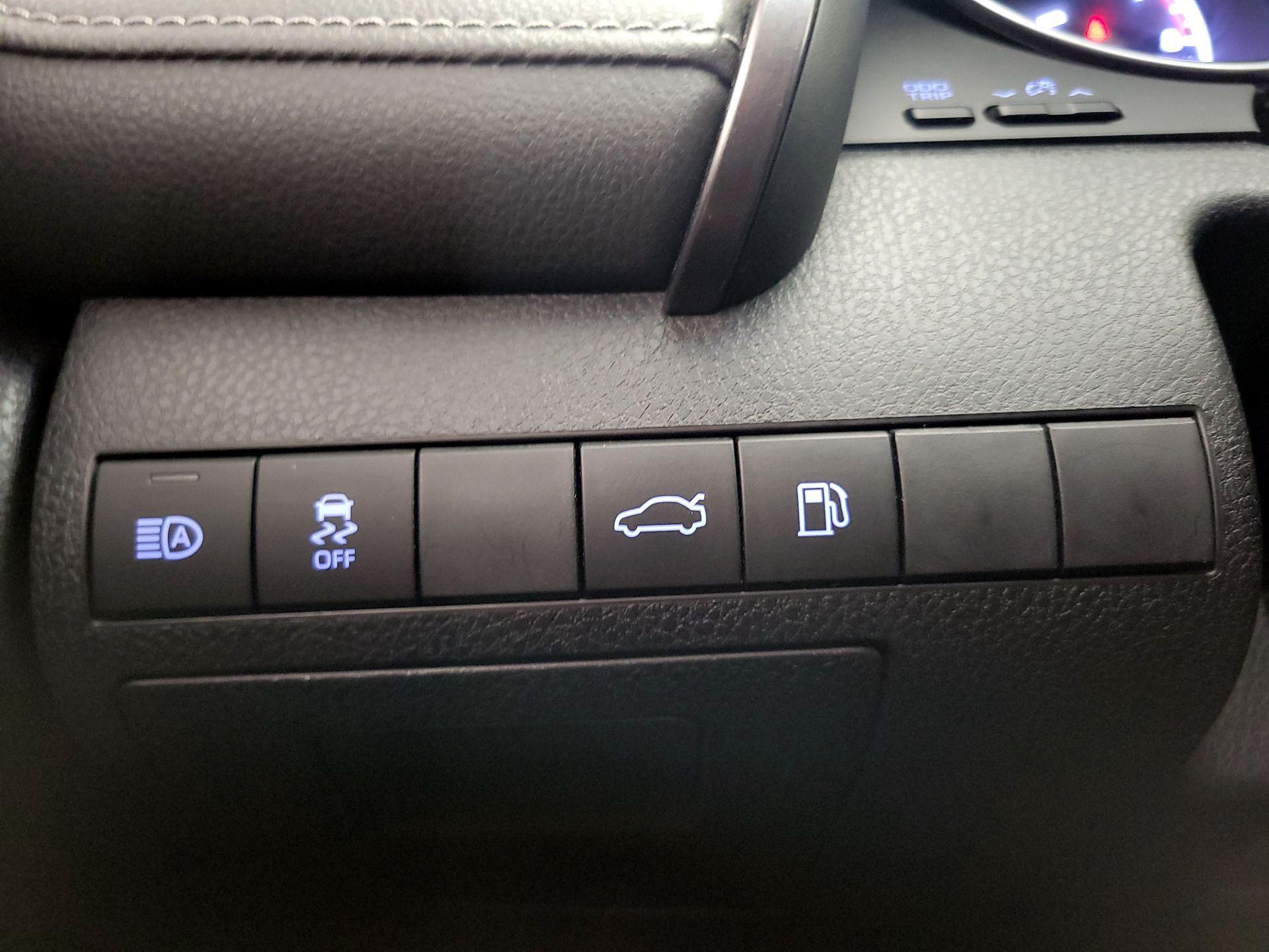 Thumbnail: 2018 Toyota Camry - 13